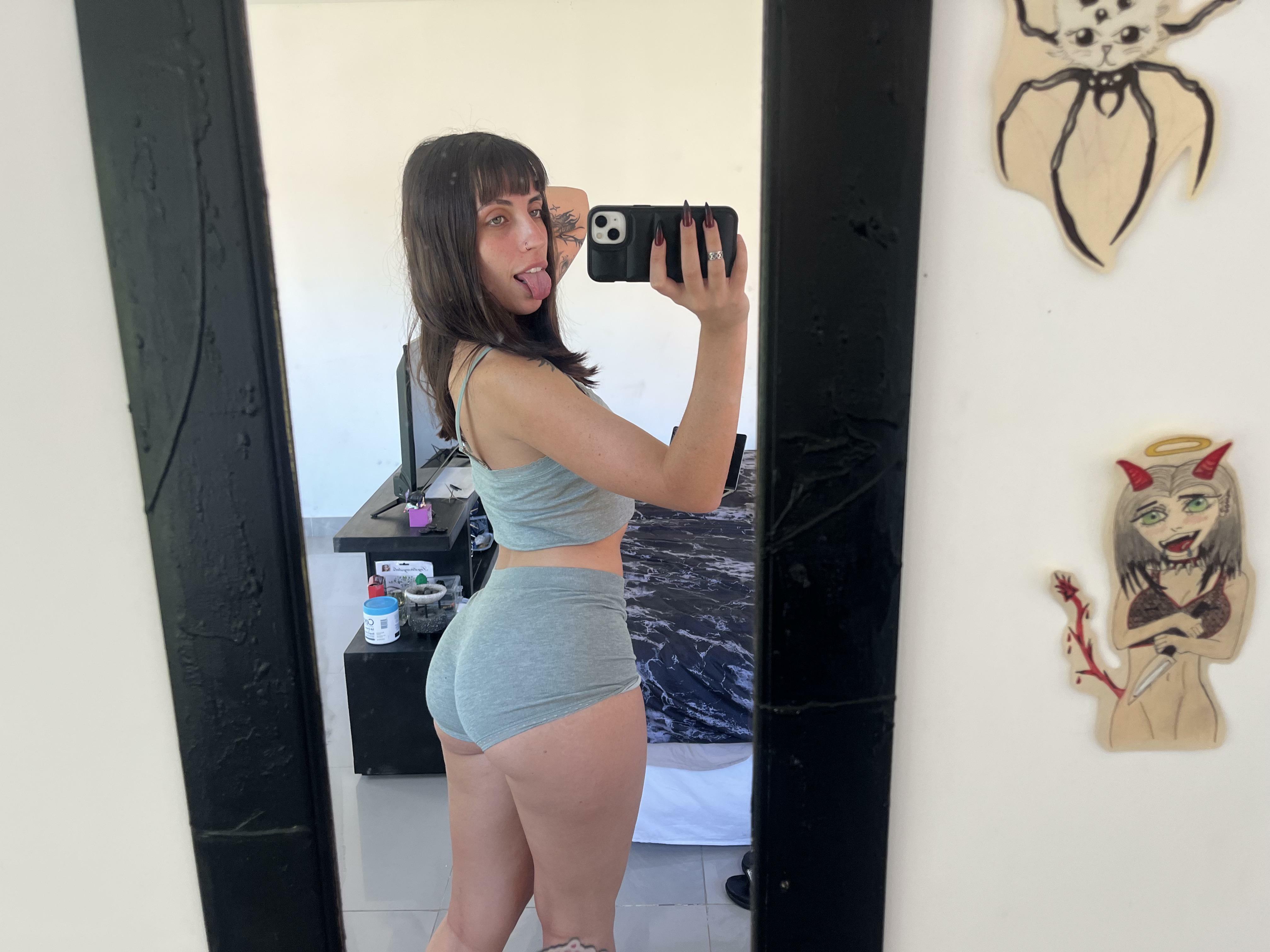 Quick mirror selfie before morning stretching in YogaPants