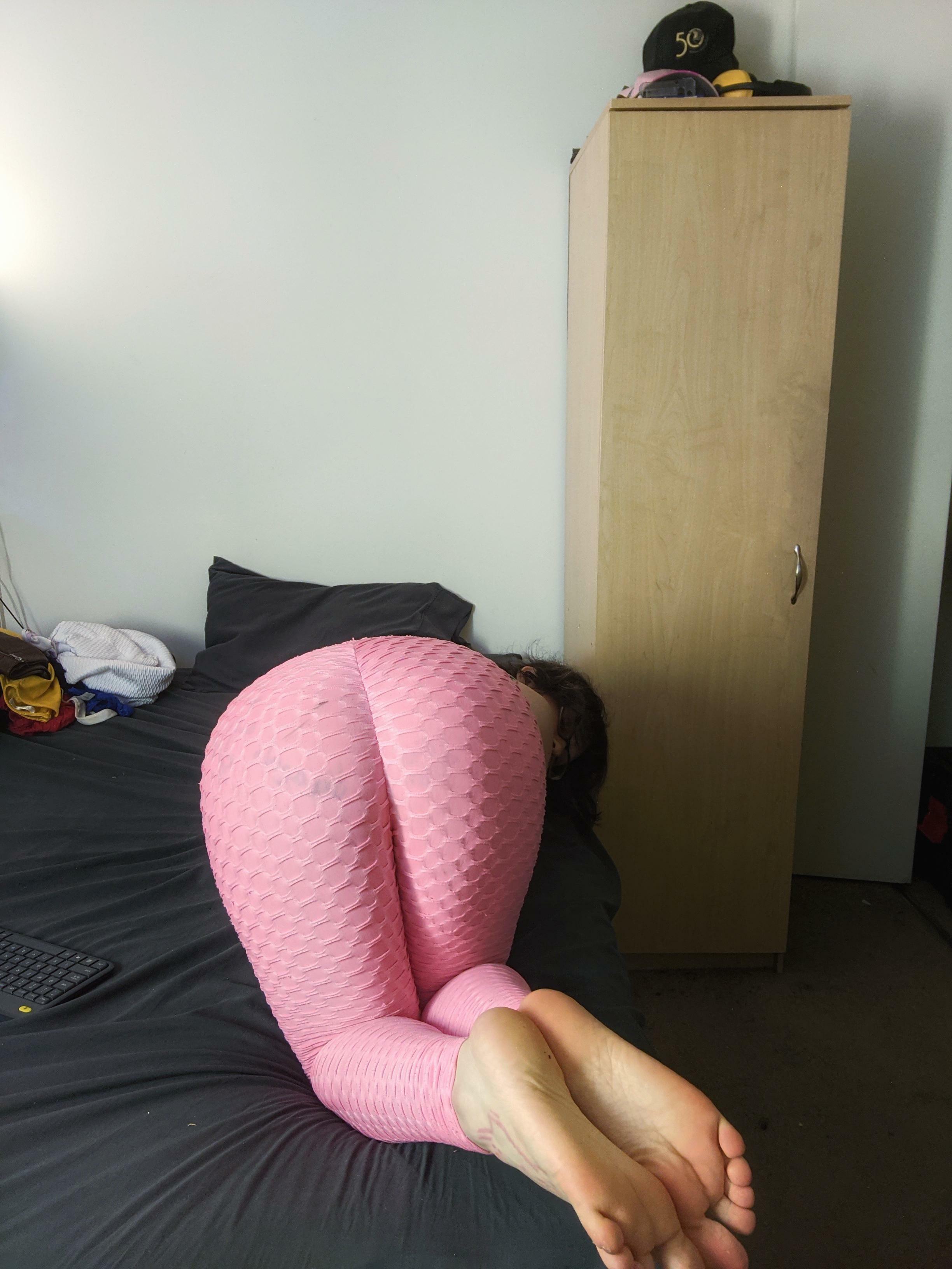 Pink yoga pants shape booty