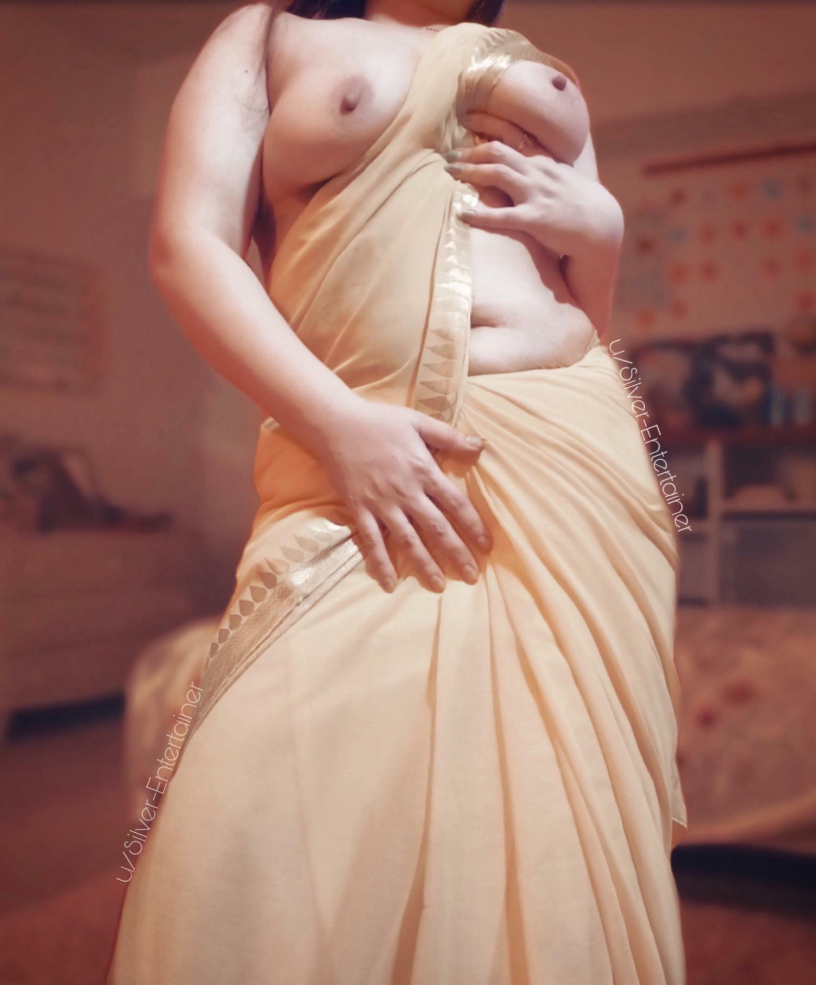 I heard that navel is must when posing with saree. So hope I managed to get it right this time.