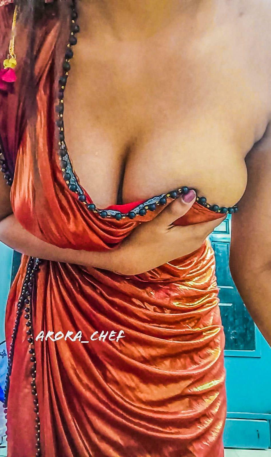 woman in saree is a snacc Indian pic