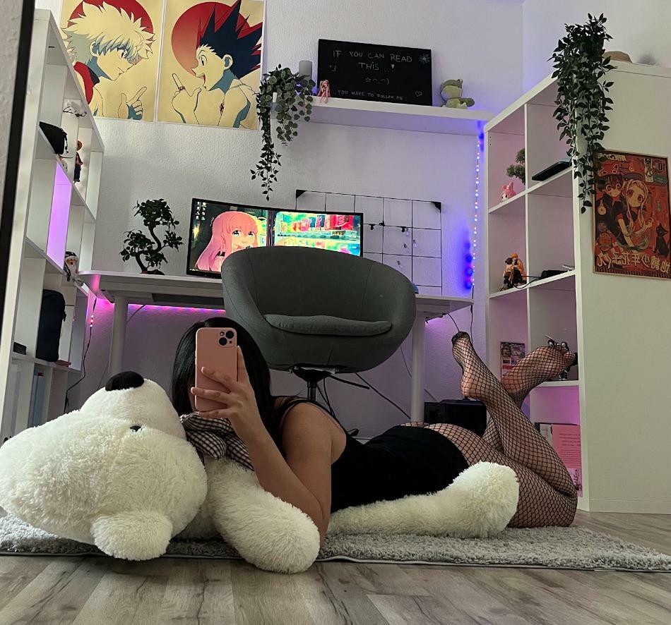 It’s little and hiding but if look closely it pops under my dress:3