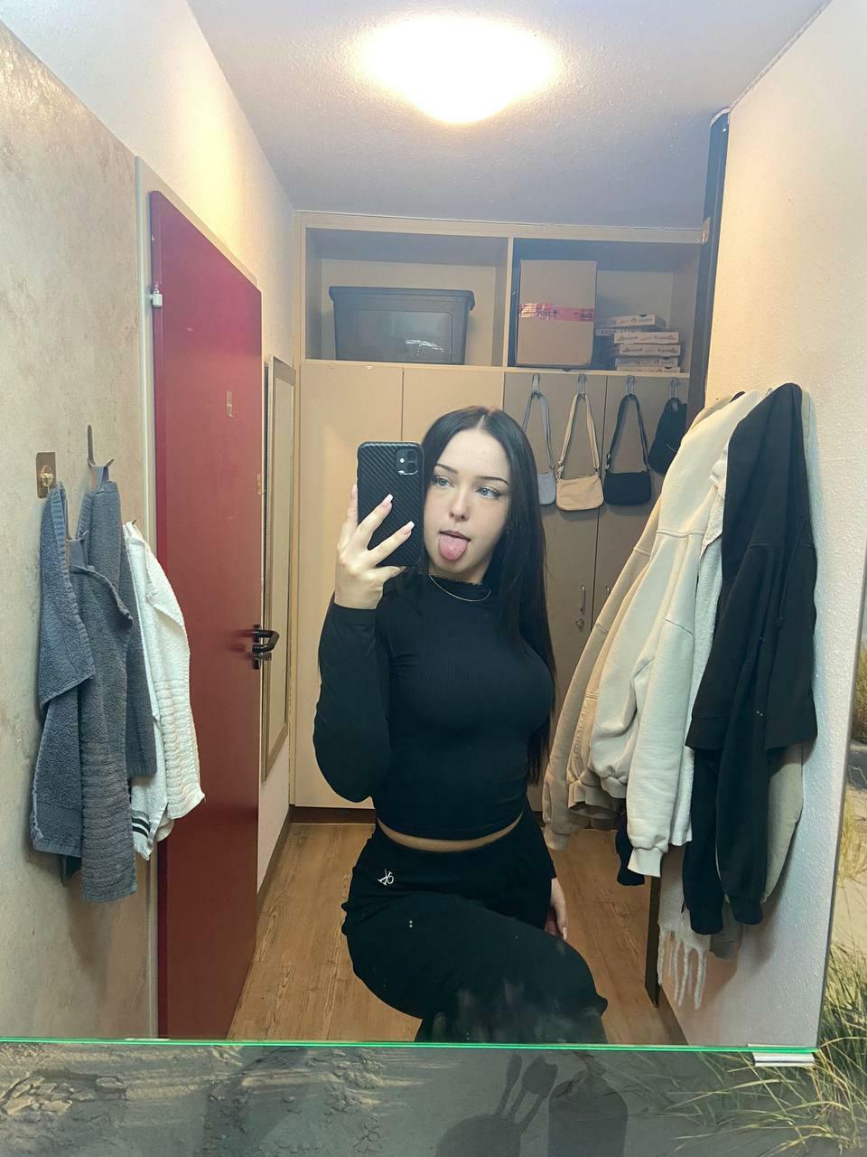 Say yes if u would nut on my cute tongue and face