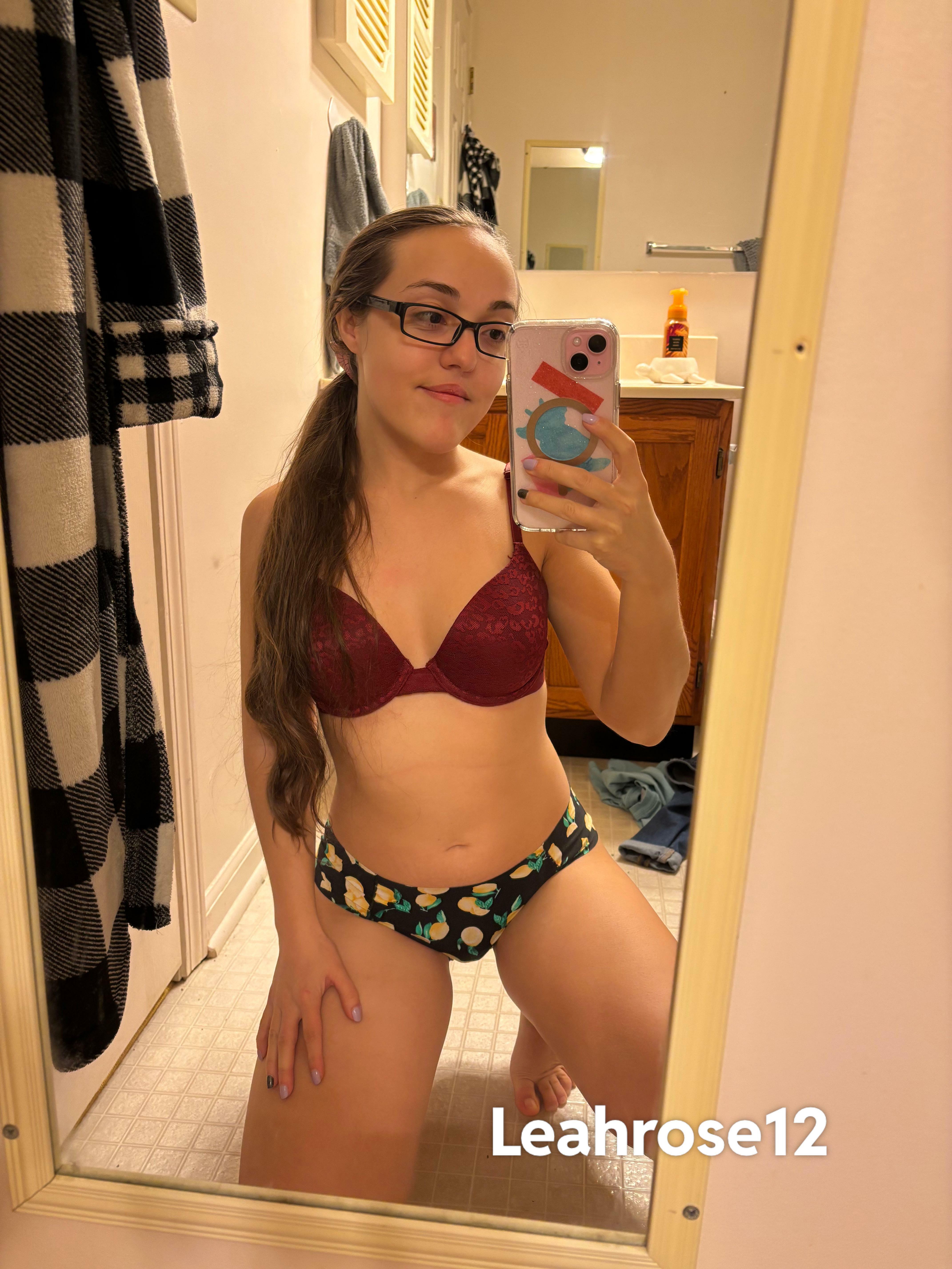 4’8 petite smash or pass? ❤️