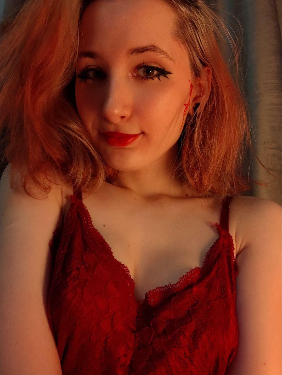 Miniaturized girl in a red dress, do you want it???