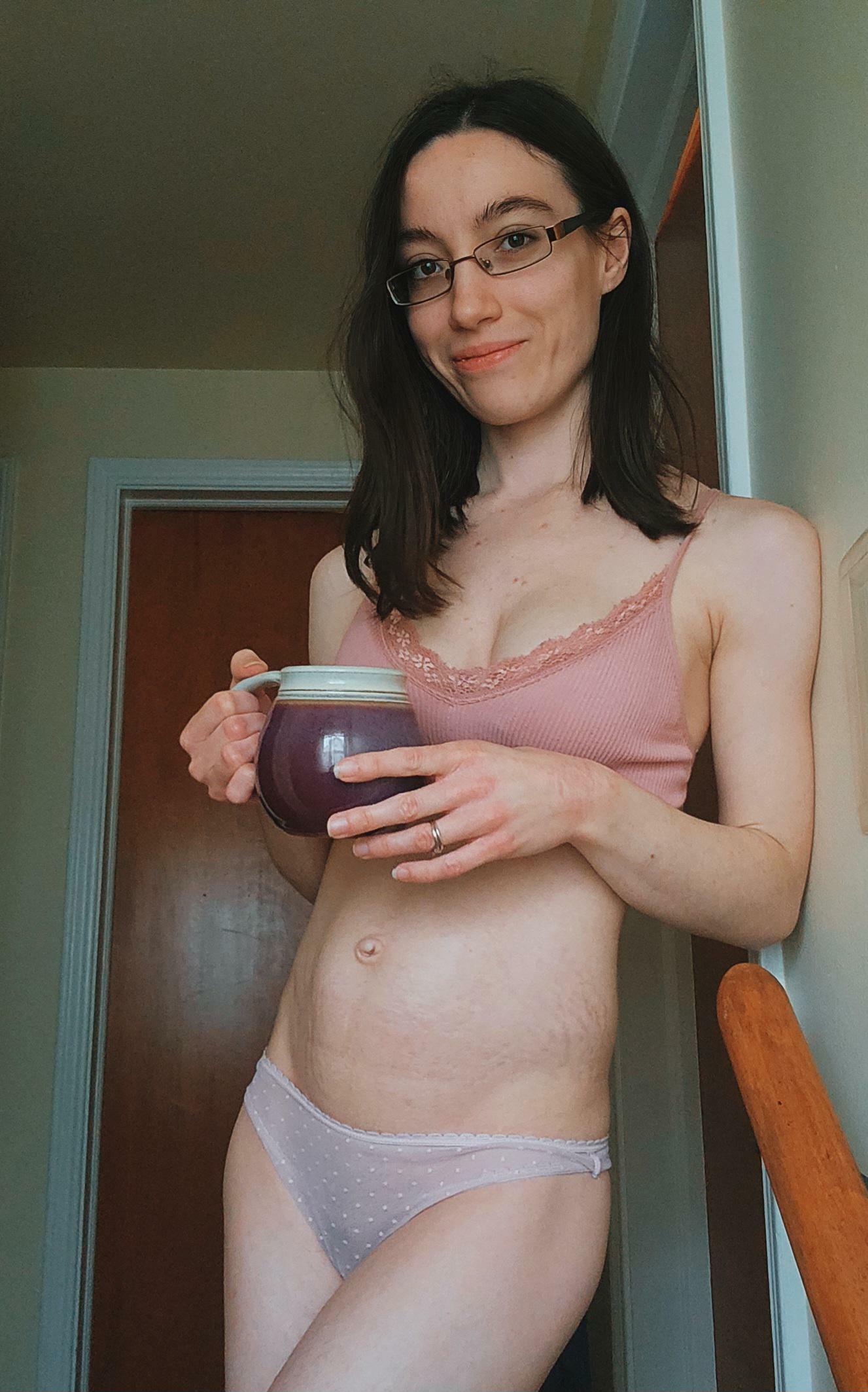 Tiny, toned MILF ?