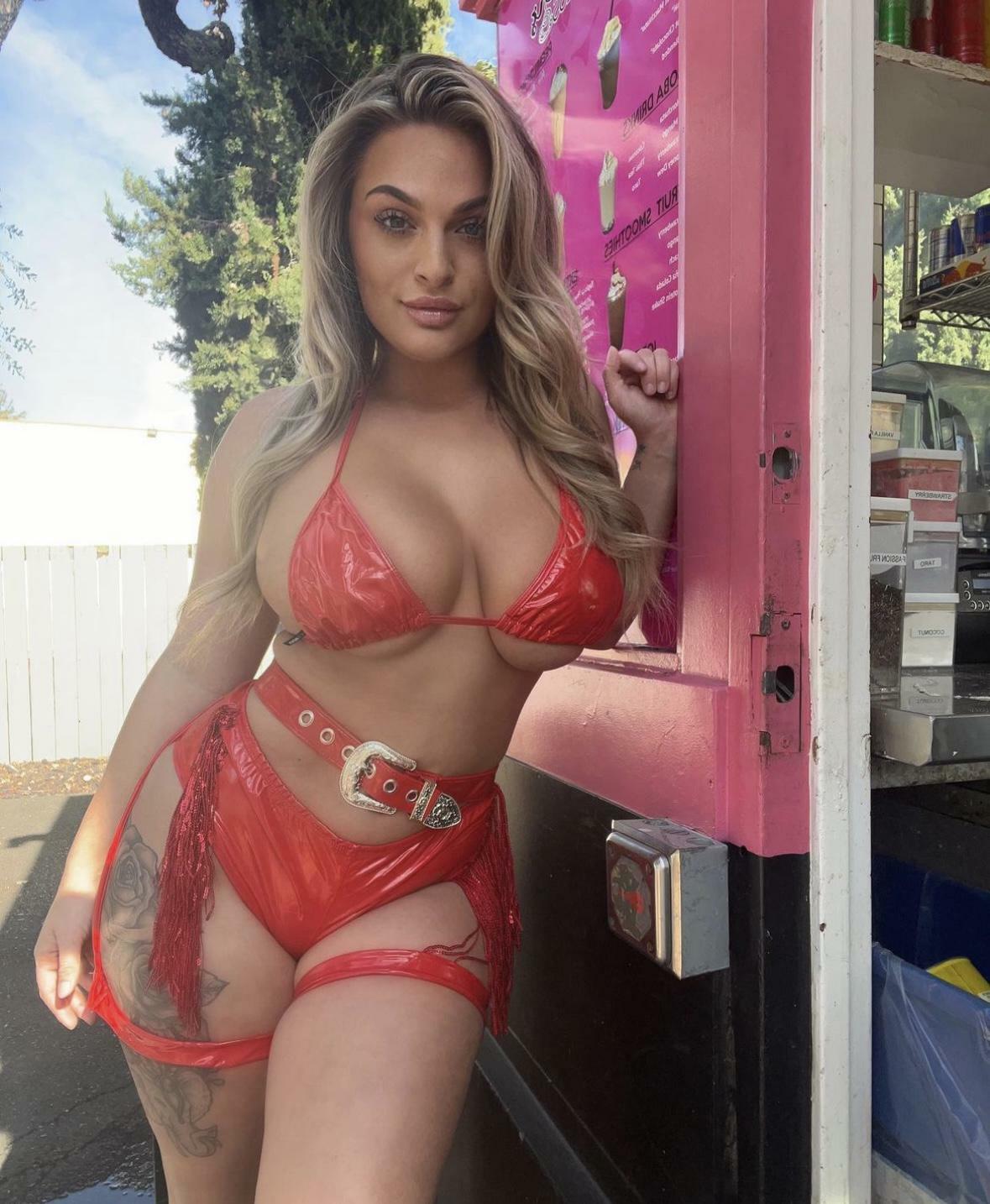 Who's not into a big titties blondie