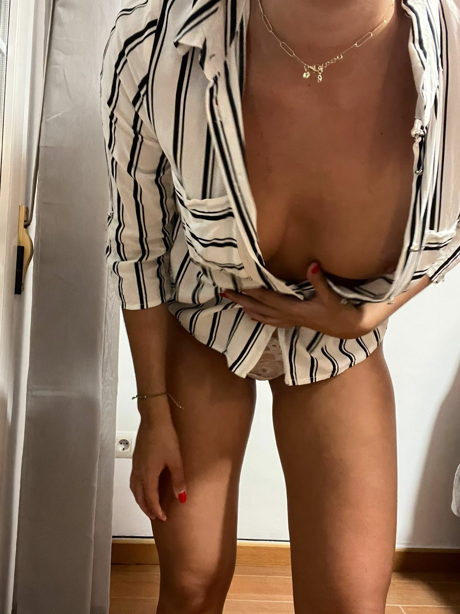 My first downblouse... I feel really sexy. What do you think?