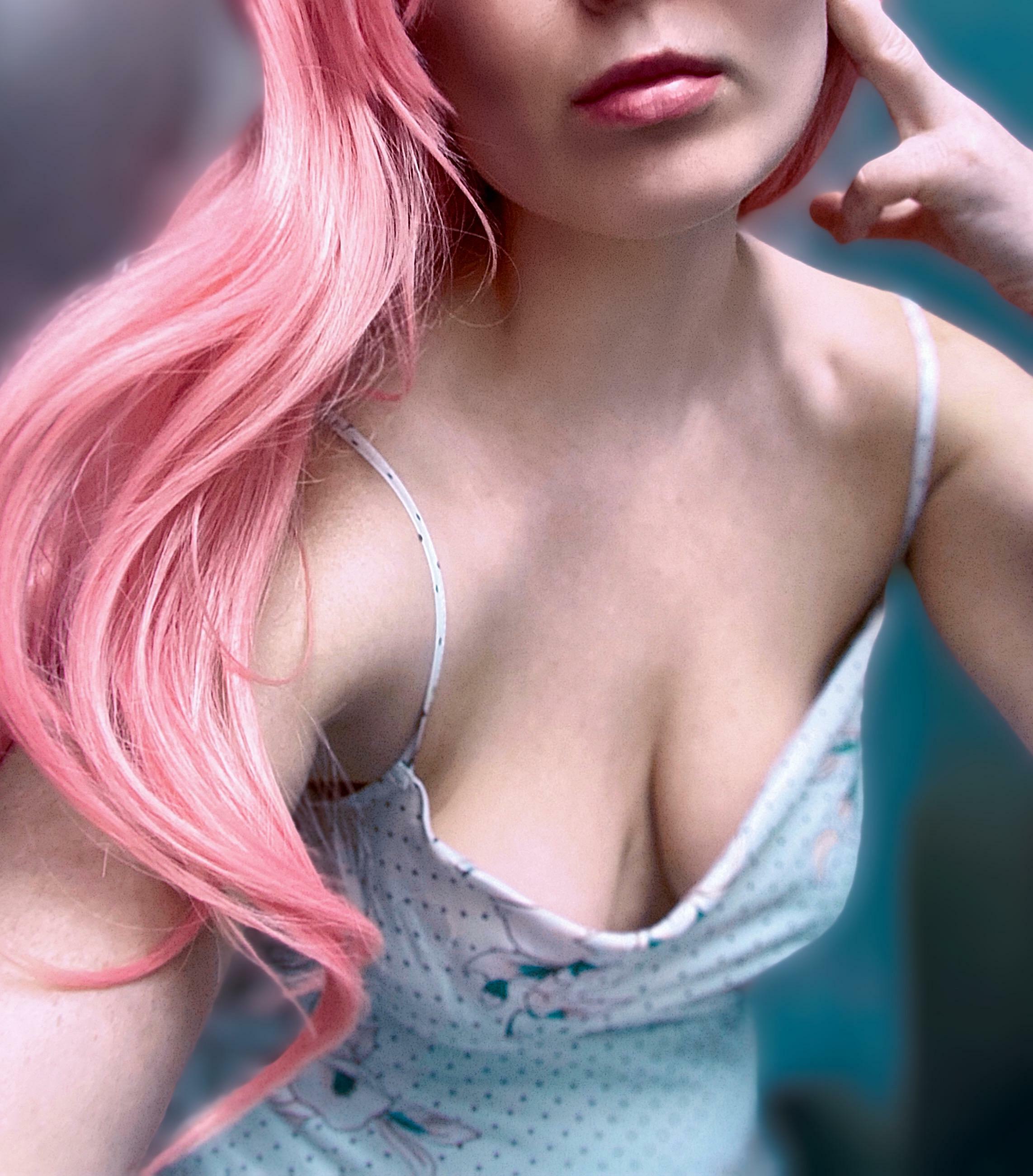 Pink hair don't care, downblouse affair ?