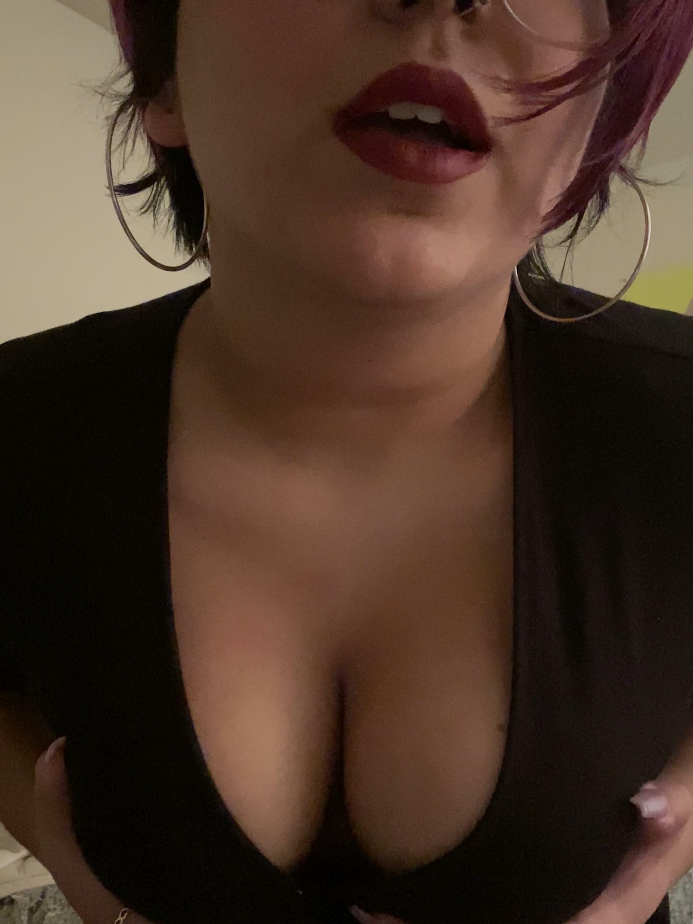 I love wearing dresses that show my tits off ?