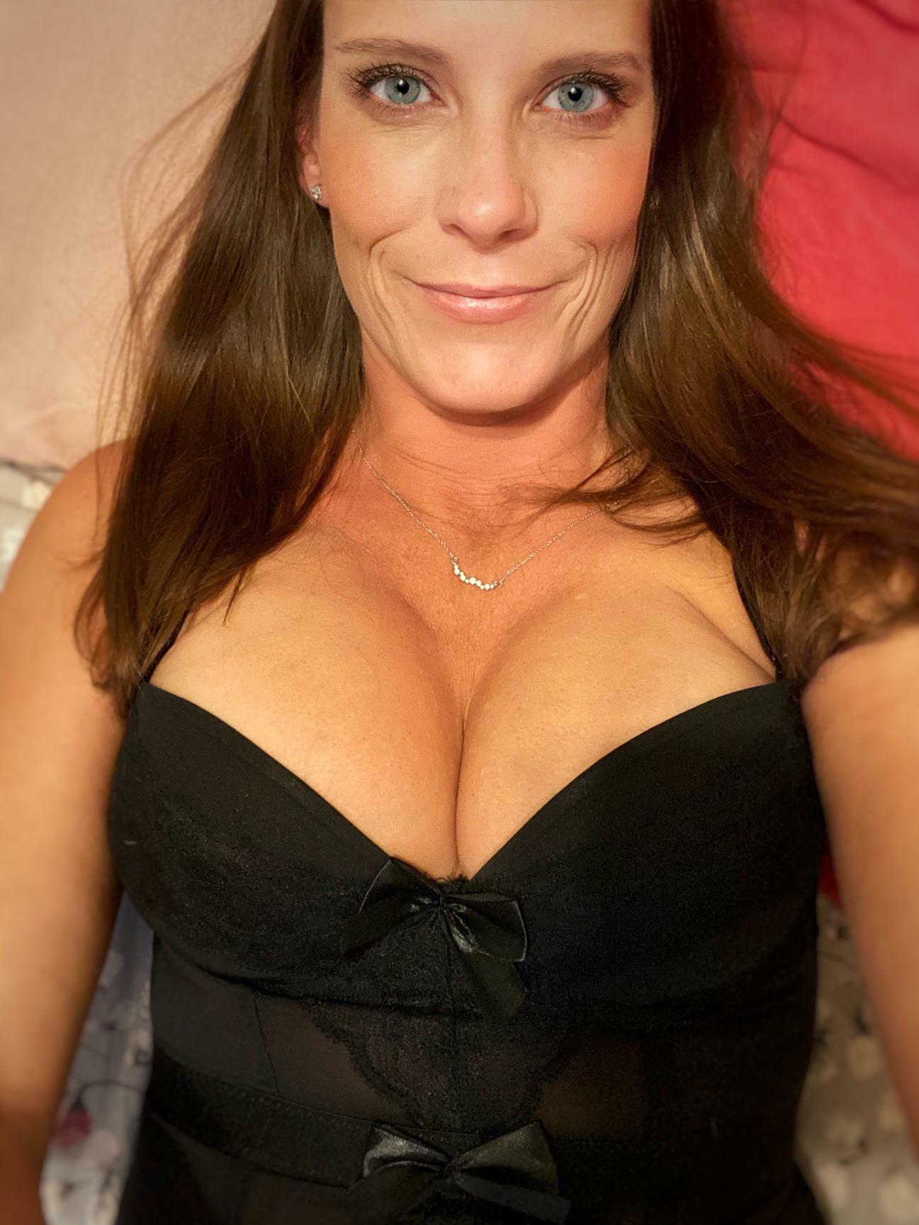 Couldnâ€™t decide to post in the eyes subthis site or the cleavage sub... but here we are...