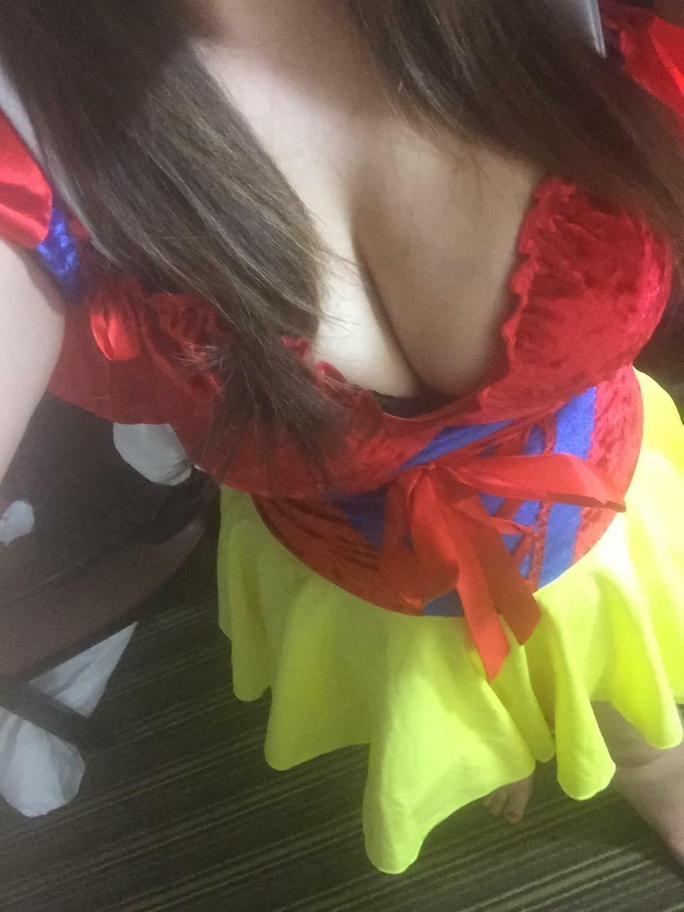 Snow White cleavage