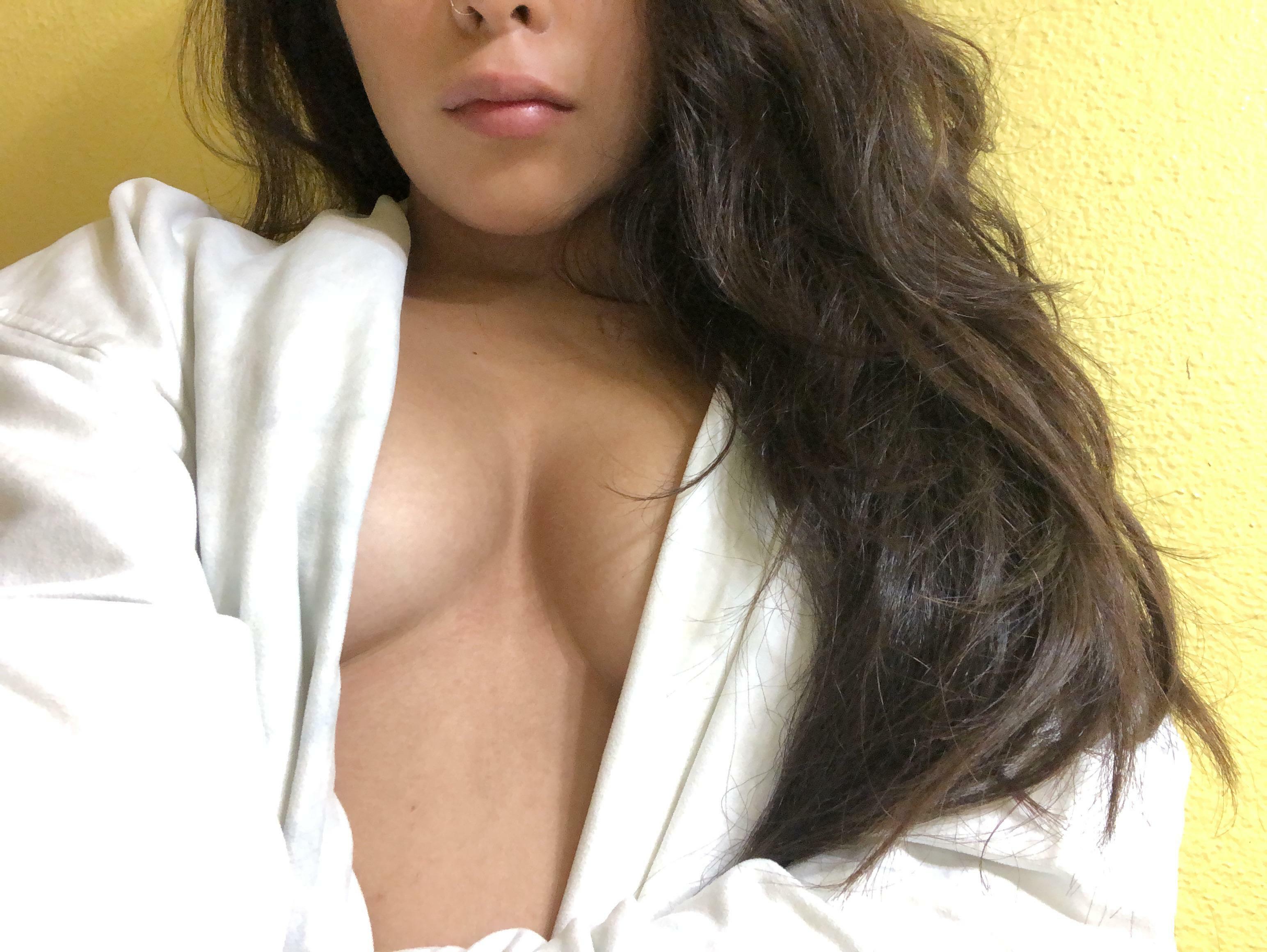 Some open robe cleavage ðŸ˜˜