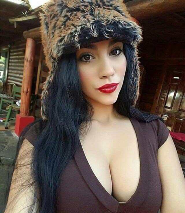 Big fur hat (/r/GirlsWithBigHats)