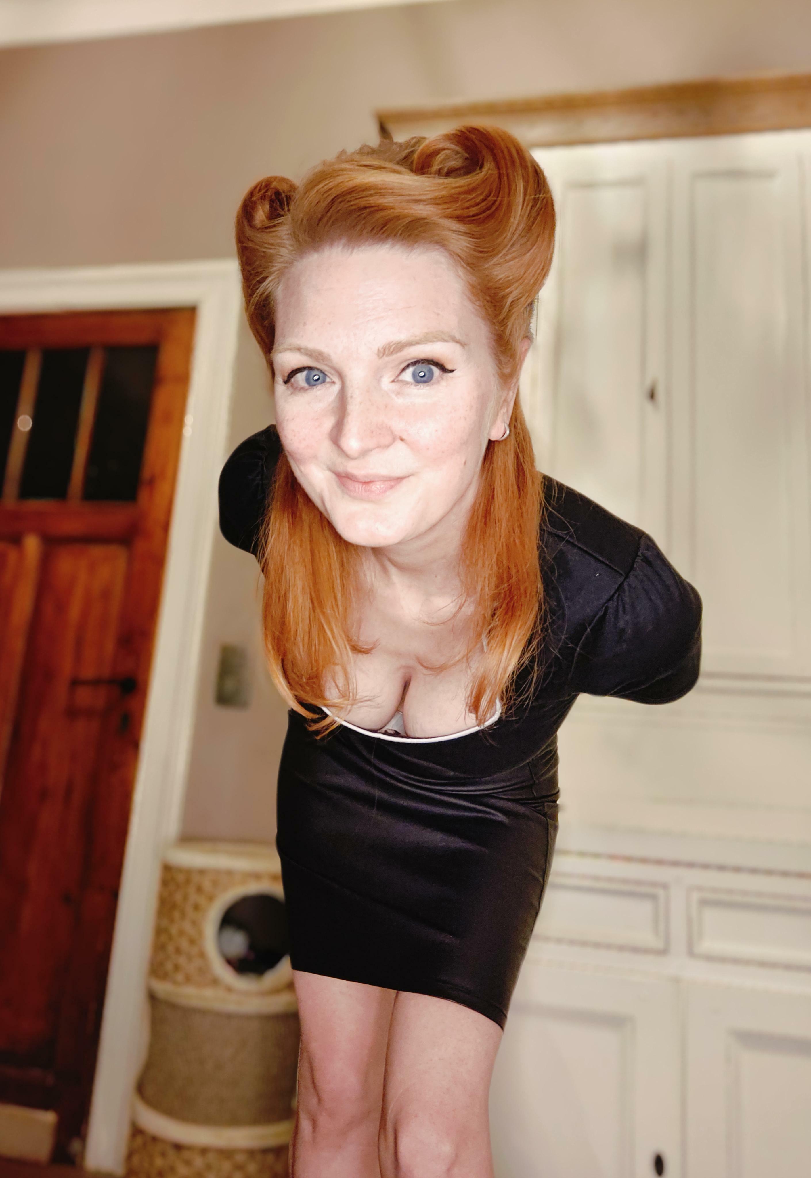 Alternative beauty: pale skin, pin-up heart and ginger spirit??