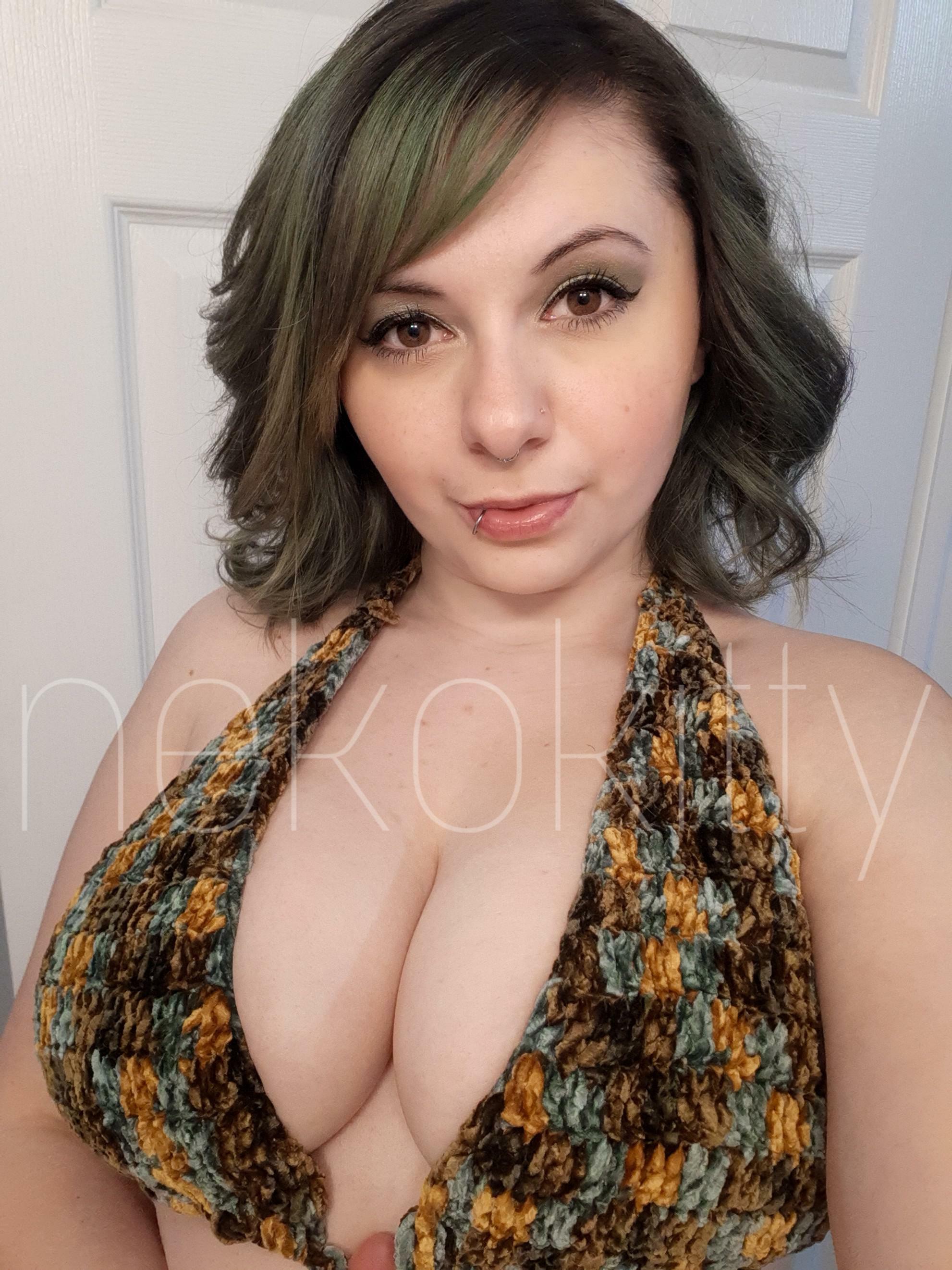 Slighty in love with always having cleavage ðŸ¥°