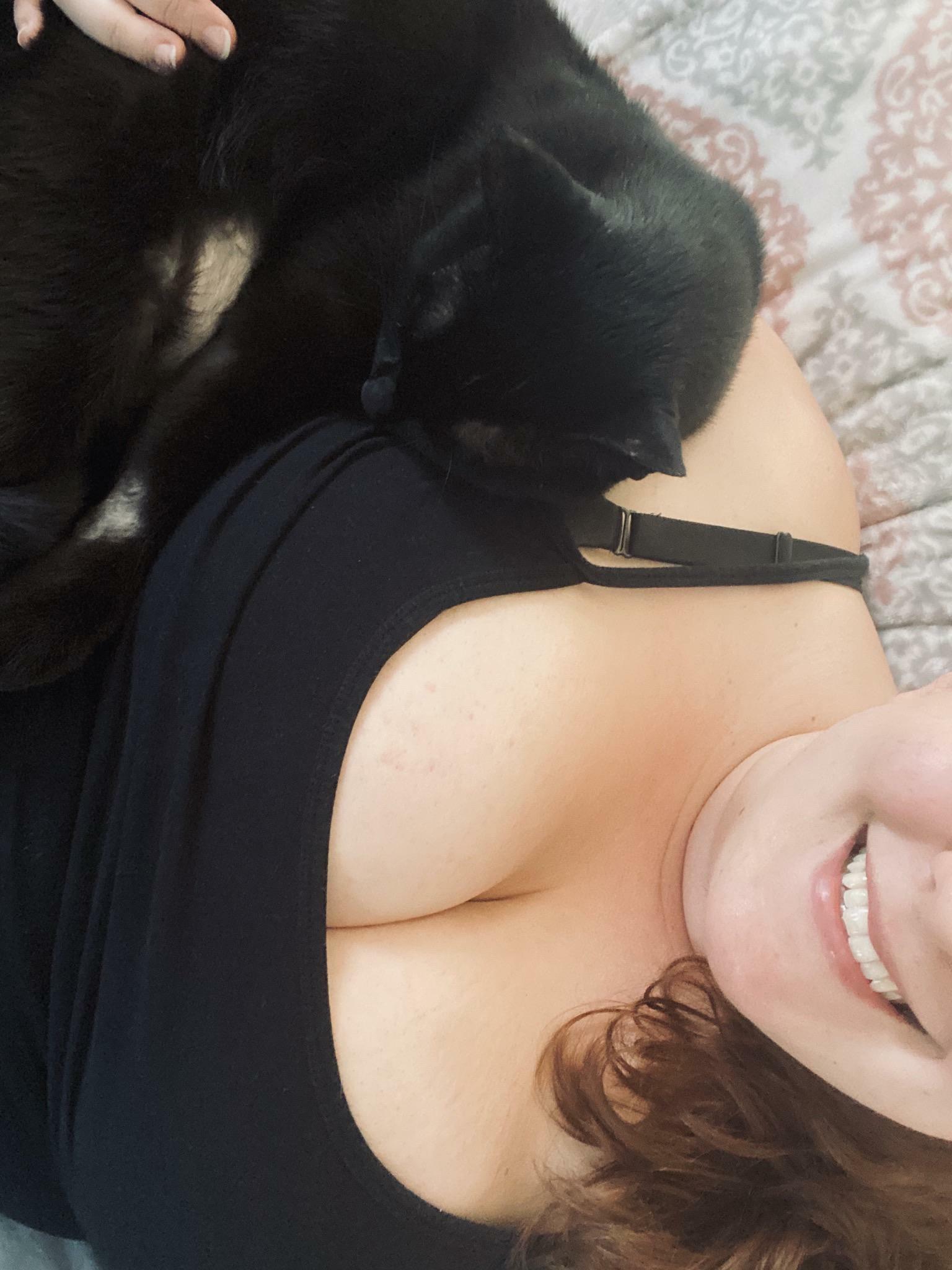 Cleavage featuring Loki the cat ðŸ˜»no matter what I do, I canâ€™t hide them ðŸ¤·ðŸ»â€â™€ï¸