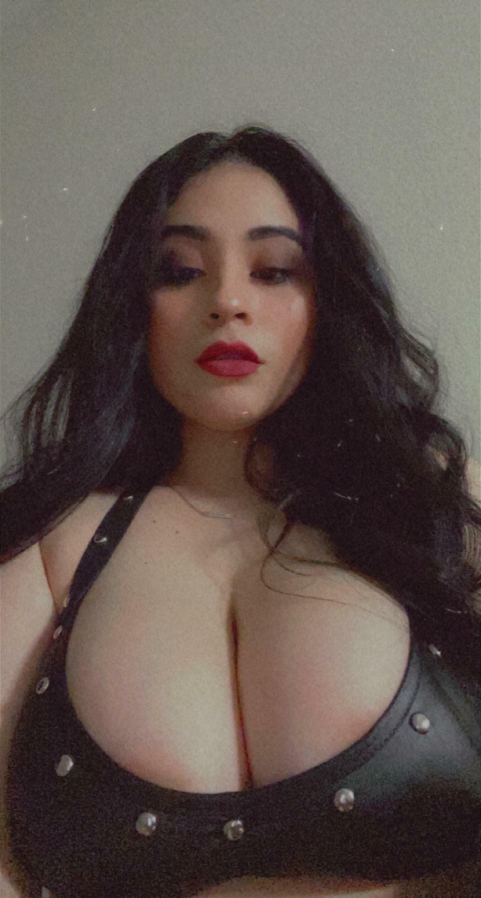 Can I be ur big titty goth gf? ?