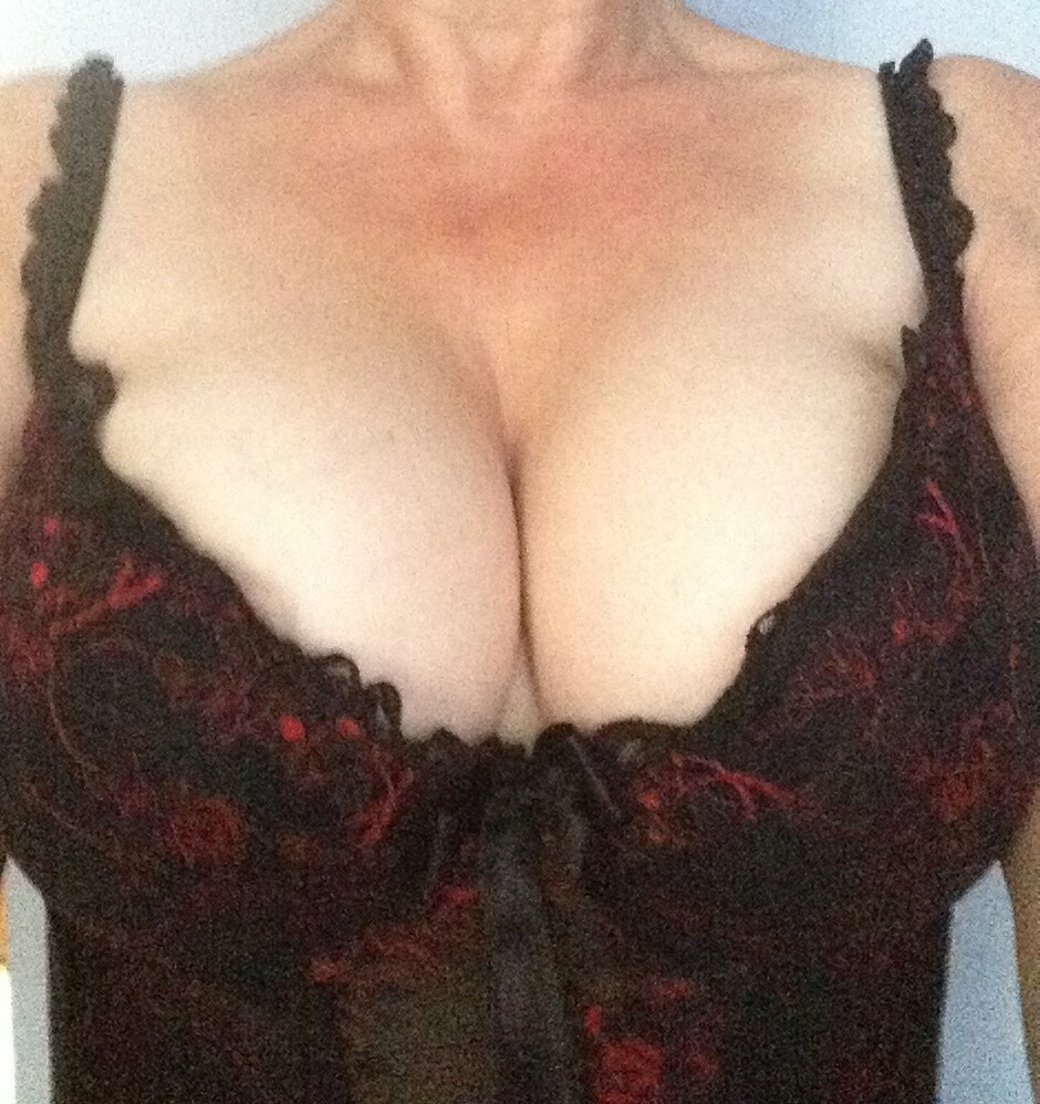 Some cleavage to brighten your Sunday. :)