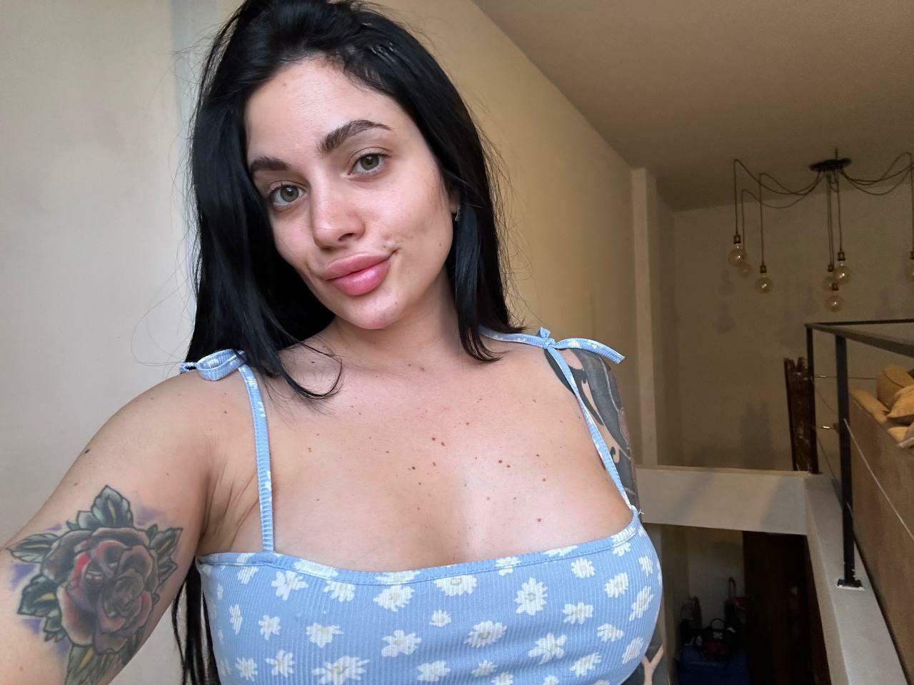 Does my cleavage deserve to be in the top?