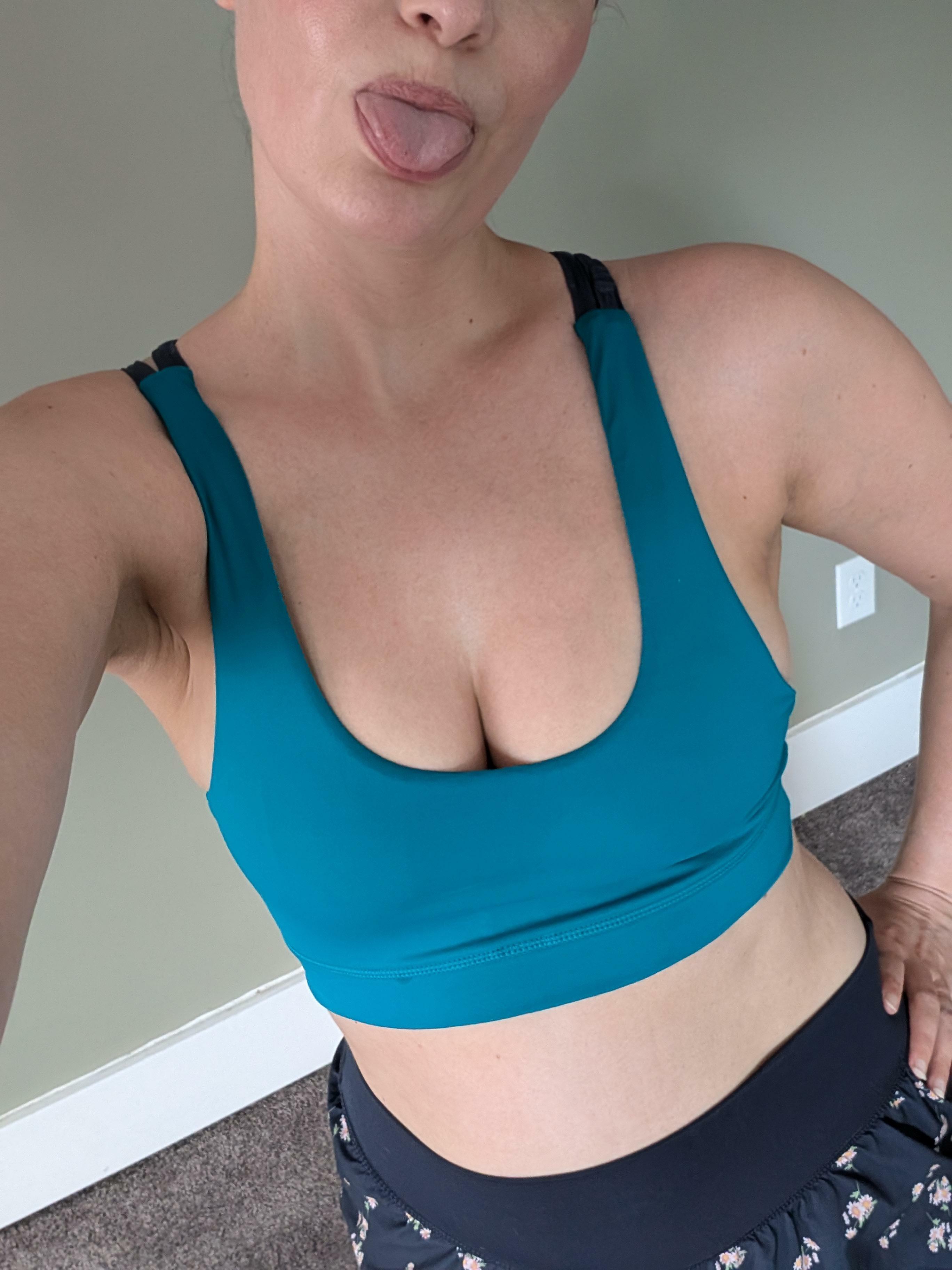 Some sweaty post-workout cleavage for your Monday