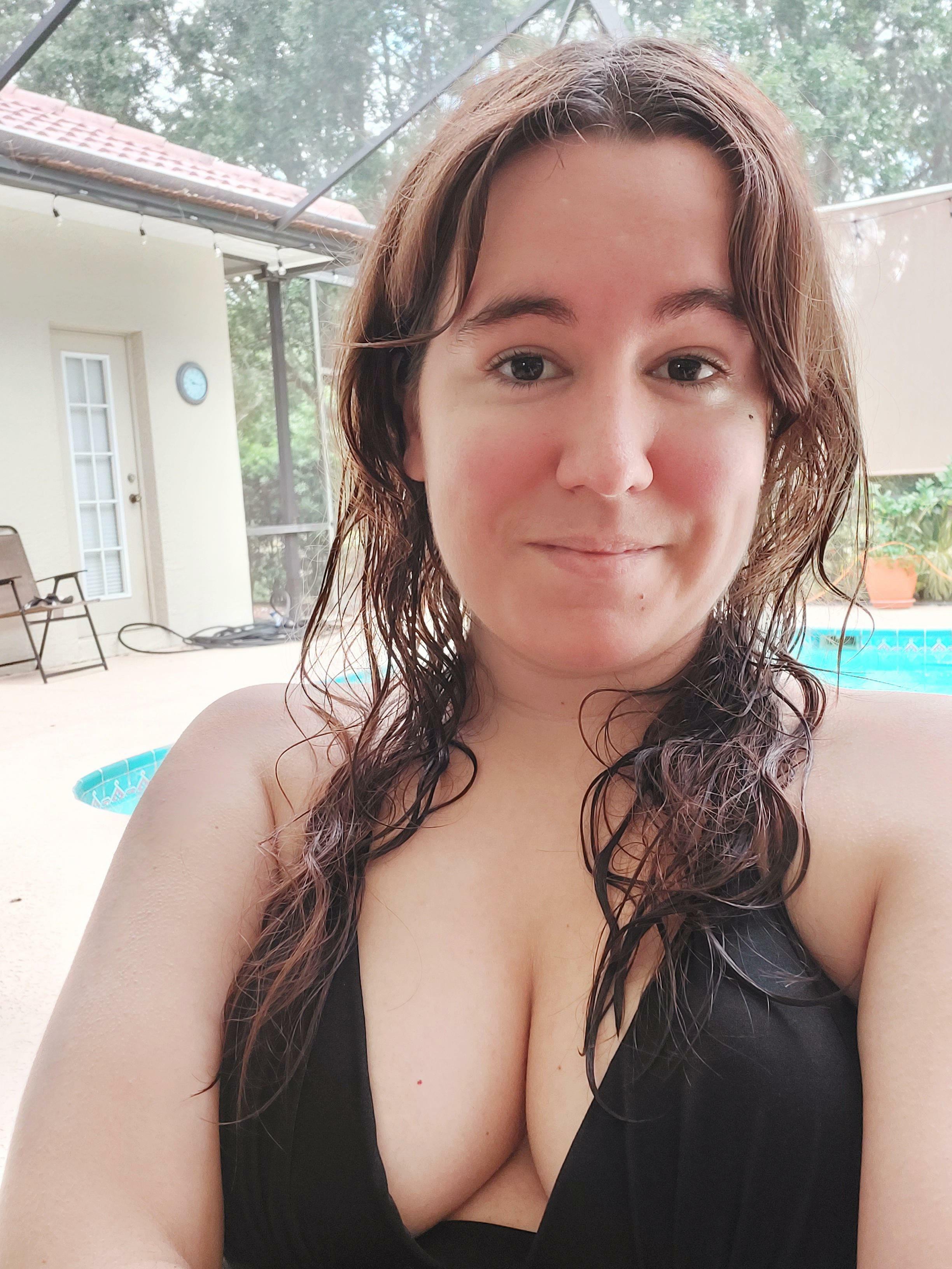 No makeup, messy hair. Just lounging by the pool. ?