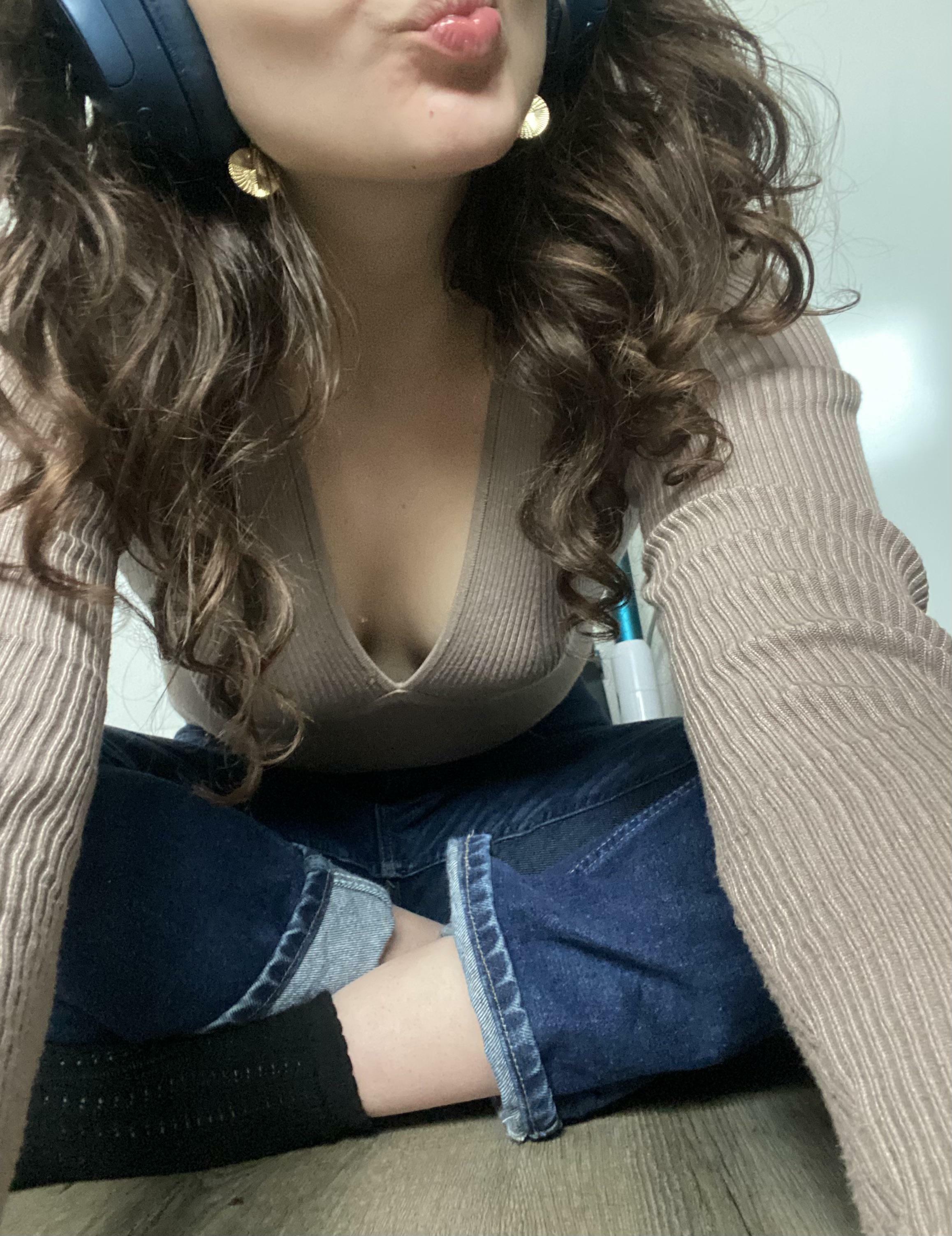 I think headphones make every outfit just a lil cuter ?