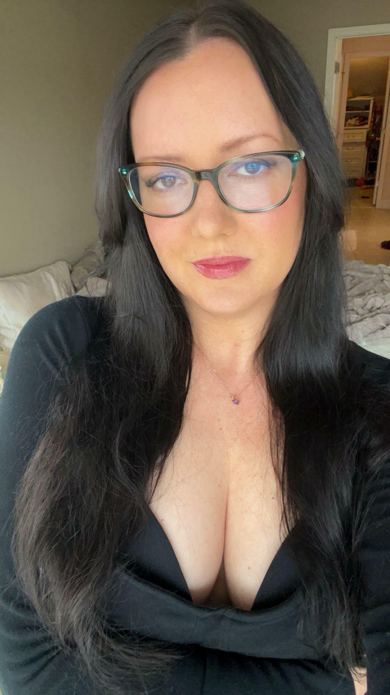 Ready for a night out cleavage (f41)