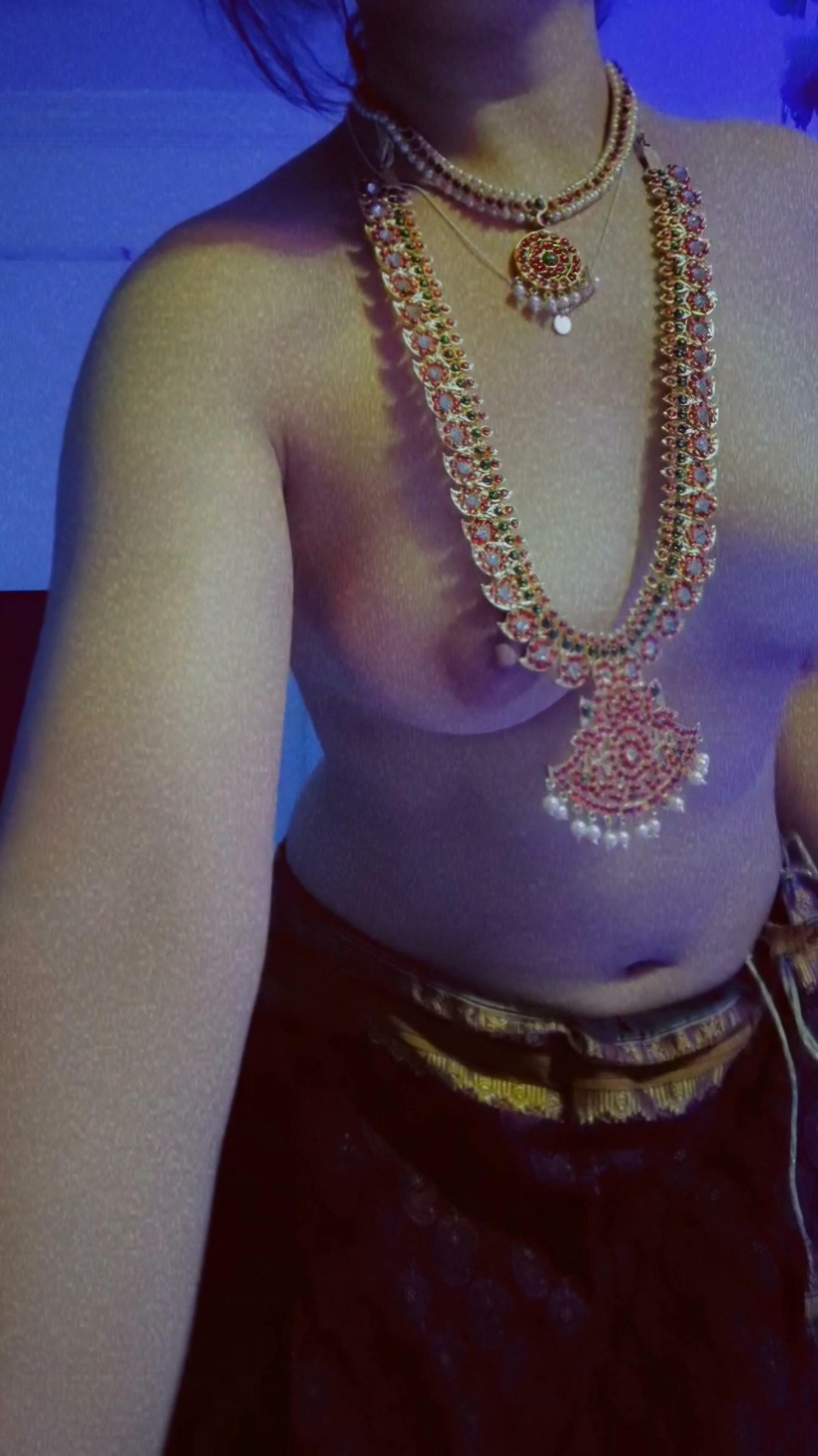 Literally down-blouse. (f)eeling kinky tonight ??‍♀️ indian F4F
