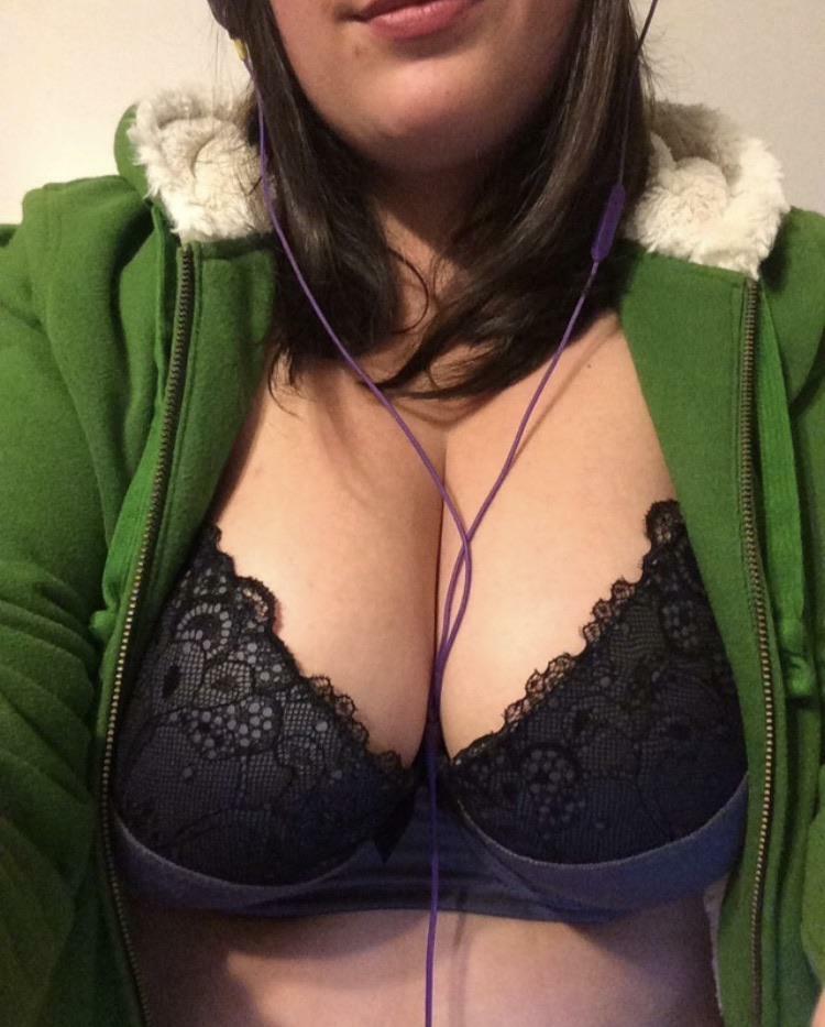 New bra = perfect cleavage. Canâ€™t even keep my clothes on ðŸ˜œ