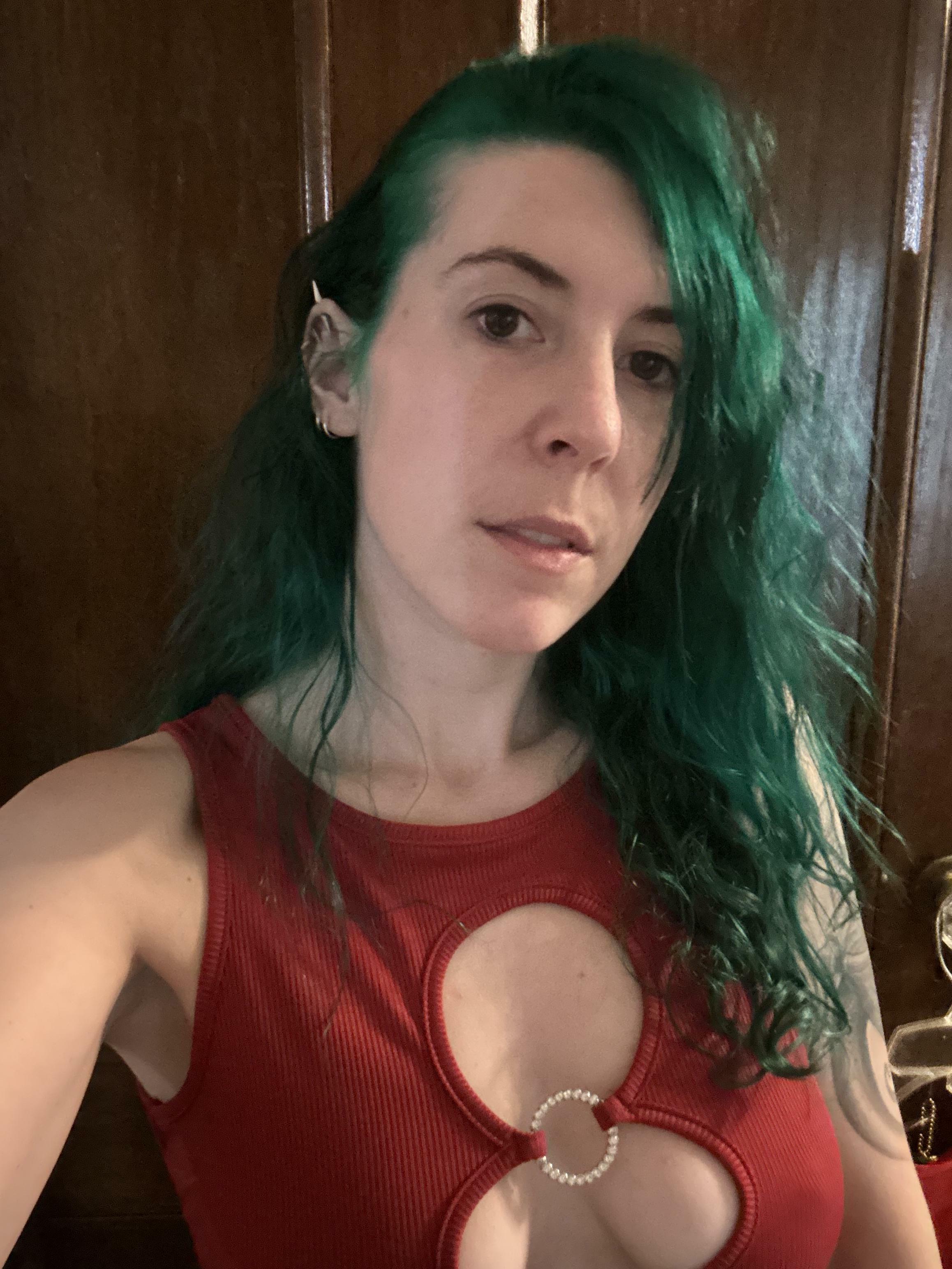 Braless cleavage