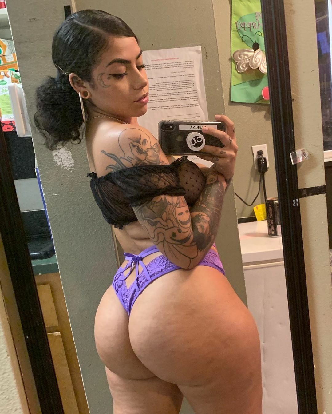 mirror selfie Latina pic