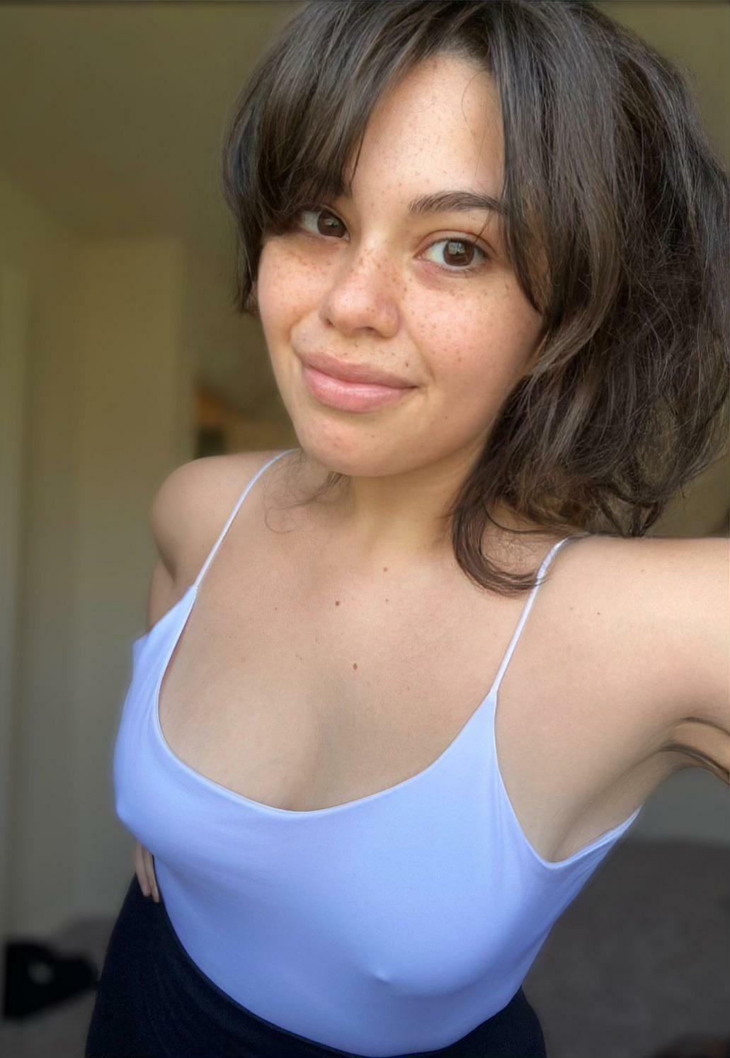 No makeup no bra Latina coming to clean the house lol