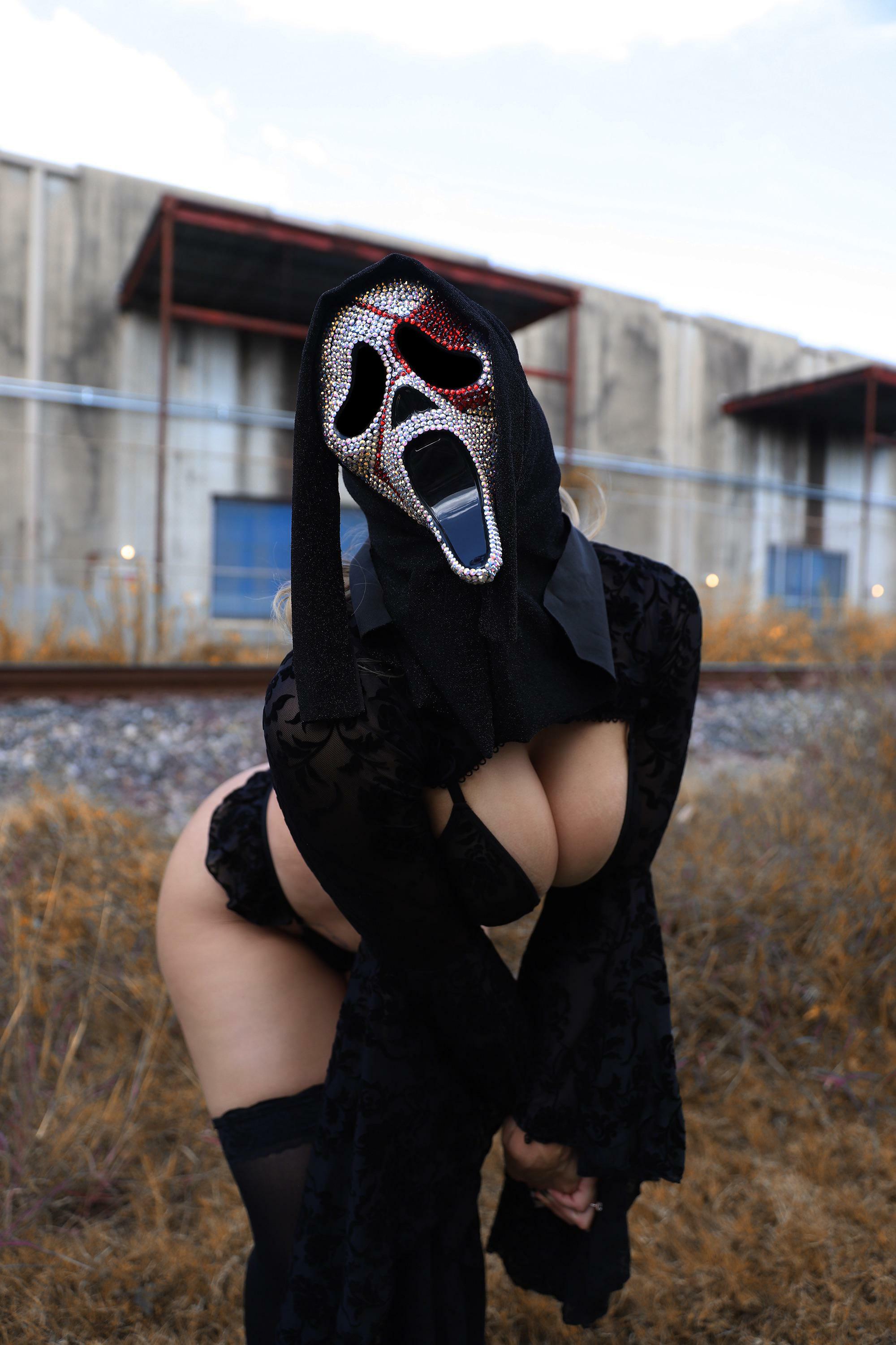 Wannabe in a scary movie? ?