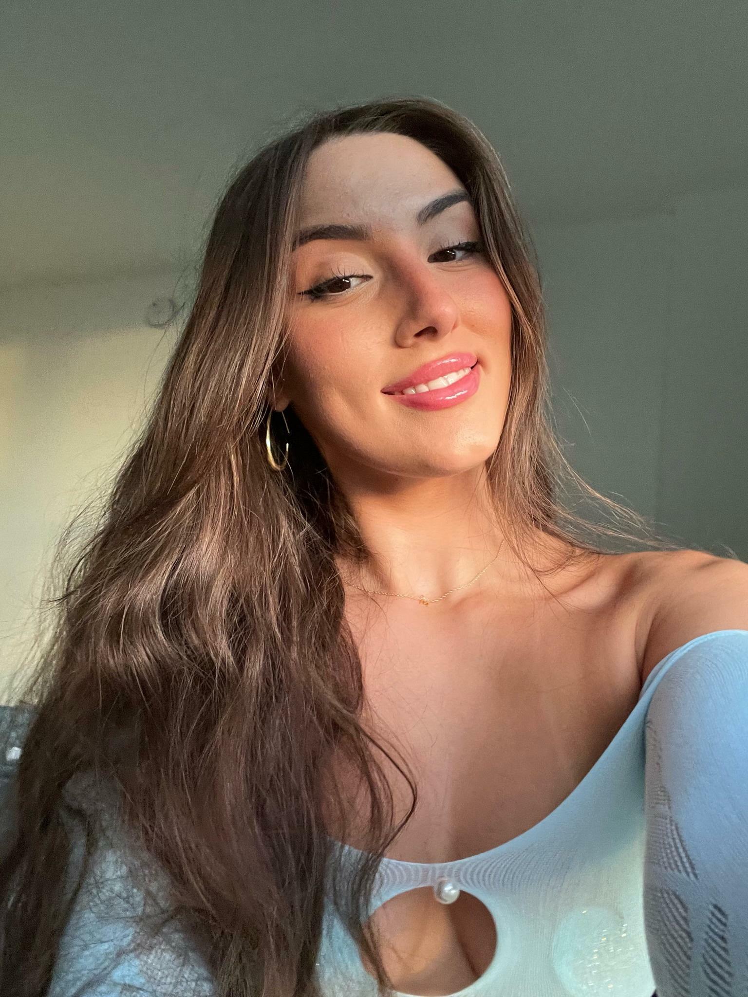 chillax and let this latina babe control u ❤️