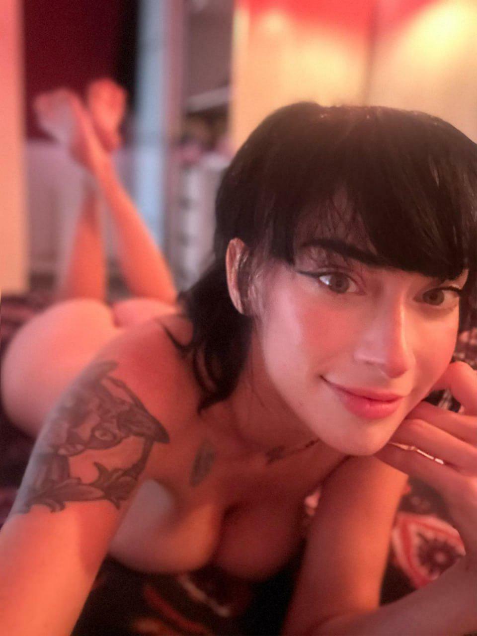 Cuban girl offers This view or that view...