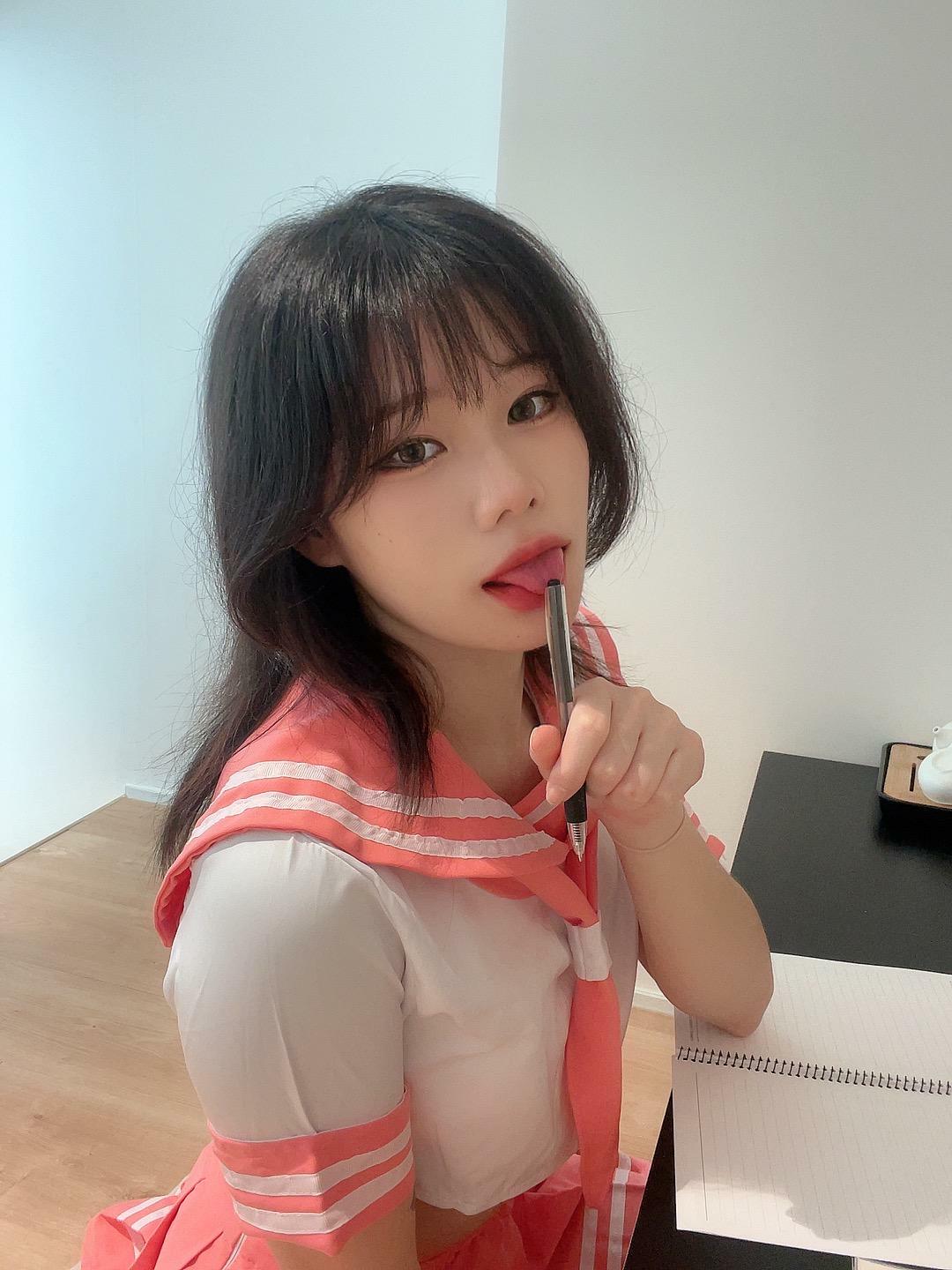 who’s craving for nerdy asians?