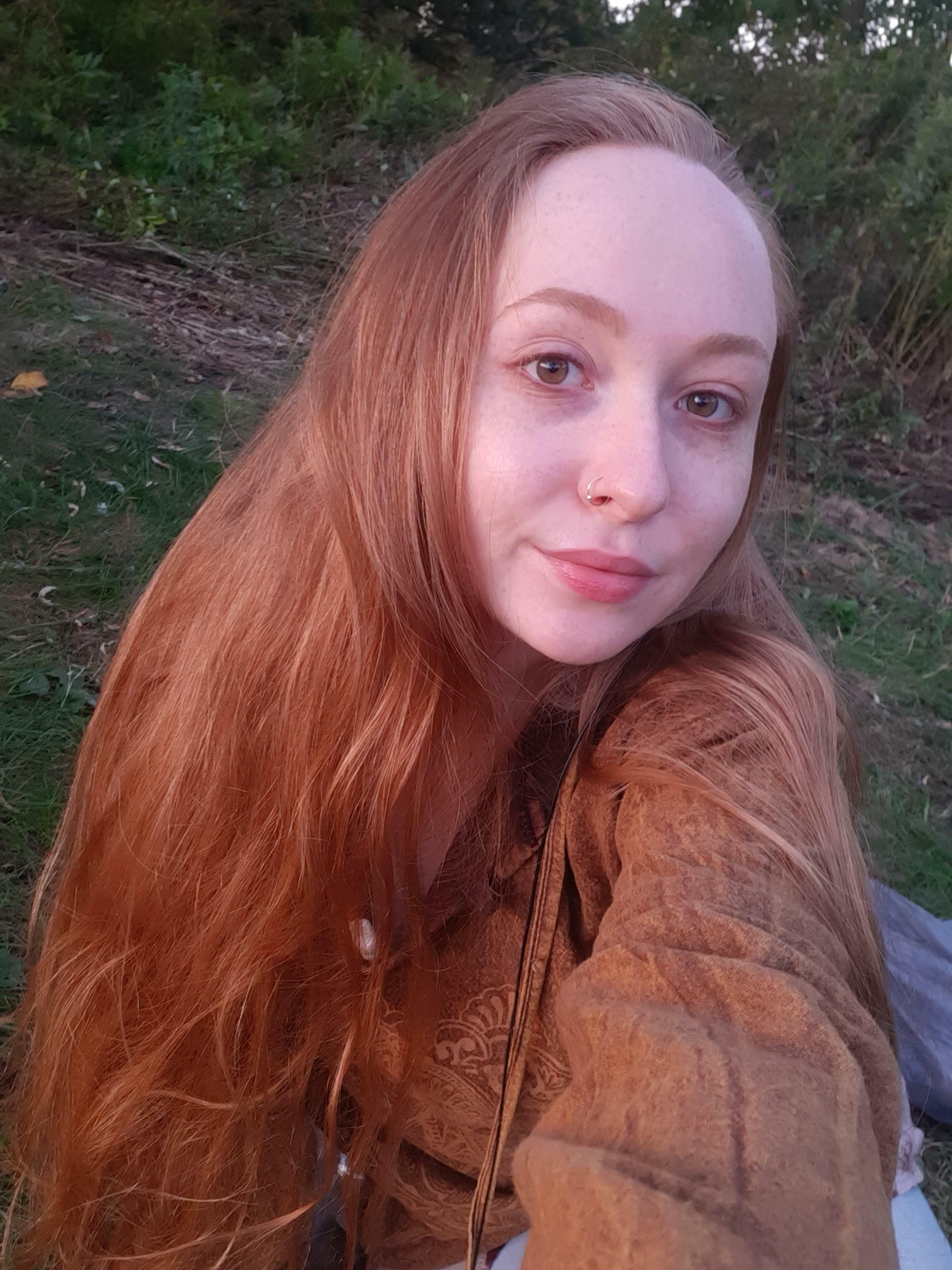 F24. Look at how red my hair is in this lighting ?