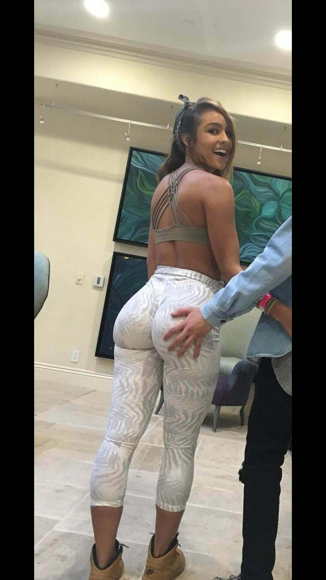 If Sommer Ray ever accuses someone of sexual misconduct, don't be fooled- she loves it when strangers grab her ass!