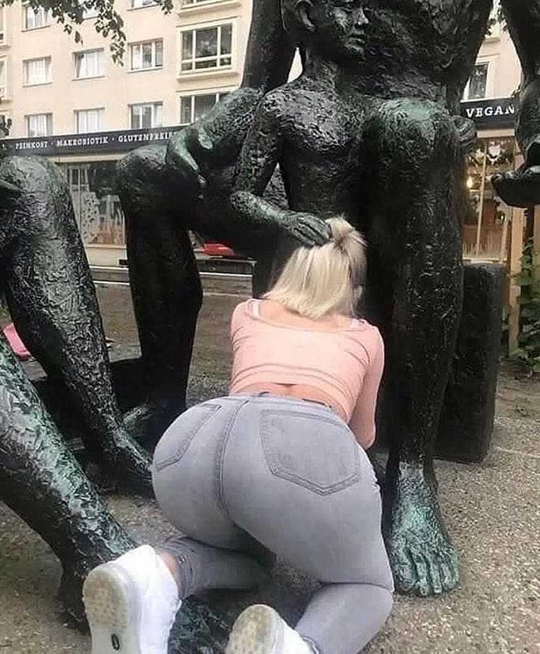 What a lucky statue!