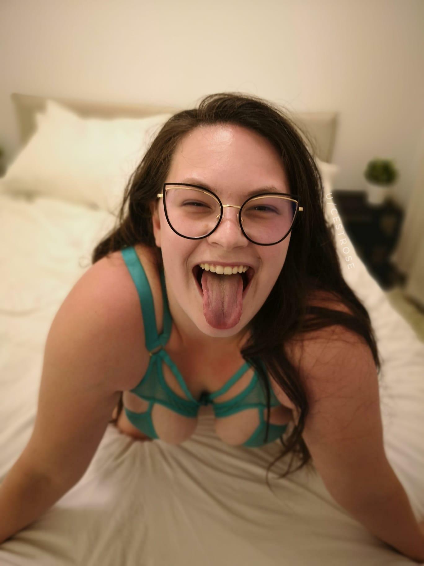 My smile looks even better when I'm on my knees looking up at you