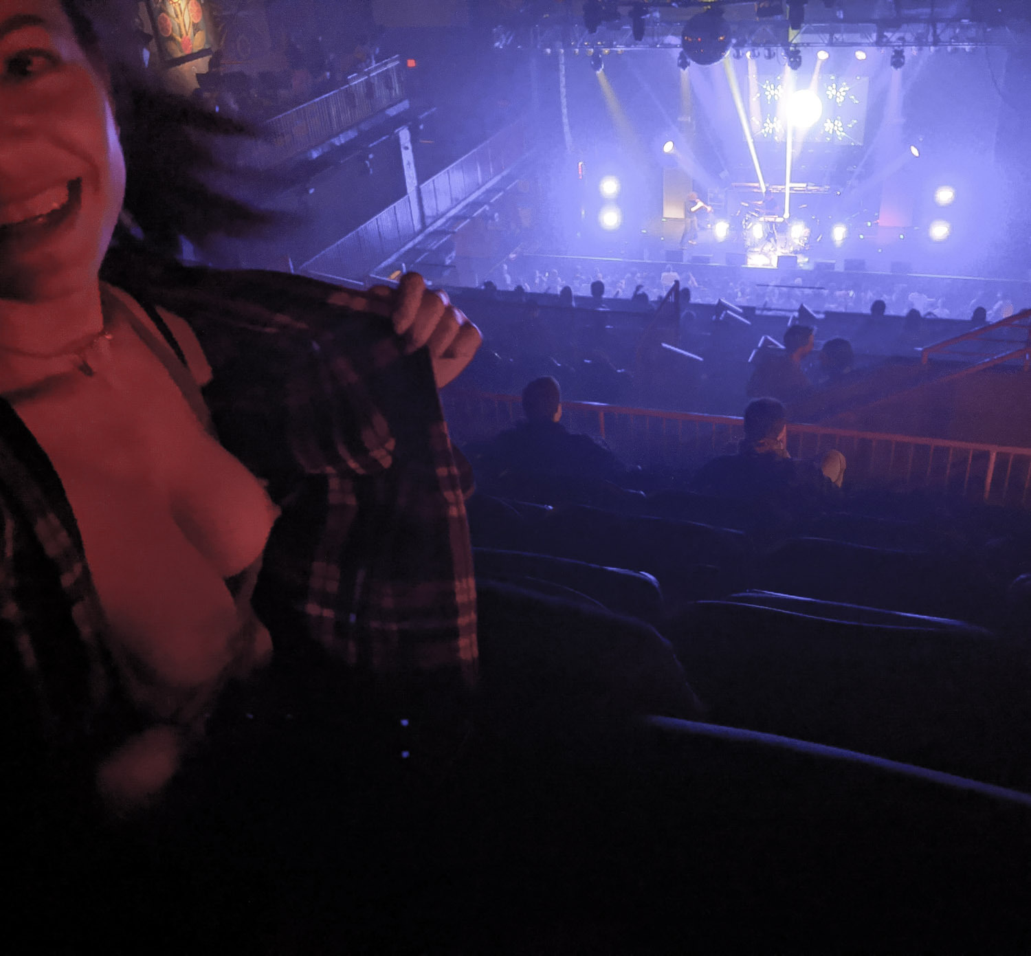 Hey guys, making good on my promise - tits at a concert for ya! Posting this live ;P