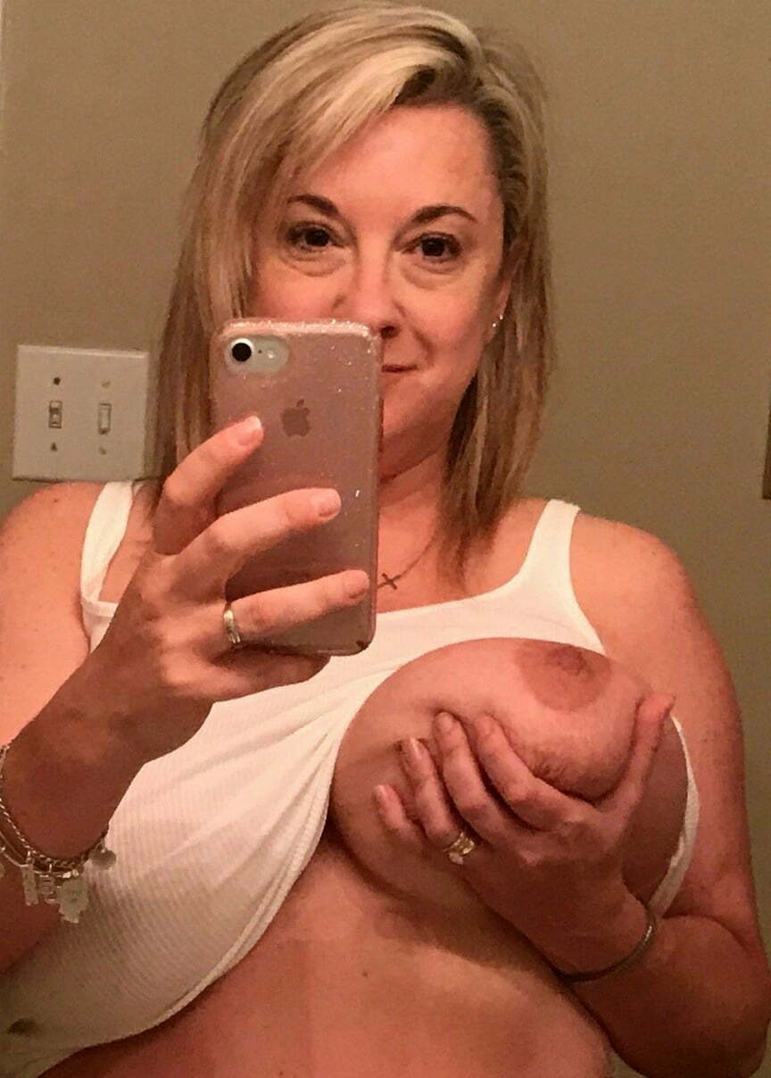 Amateur Mom Tits Selfie