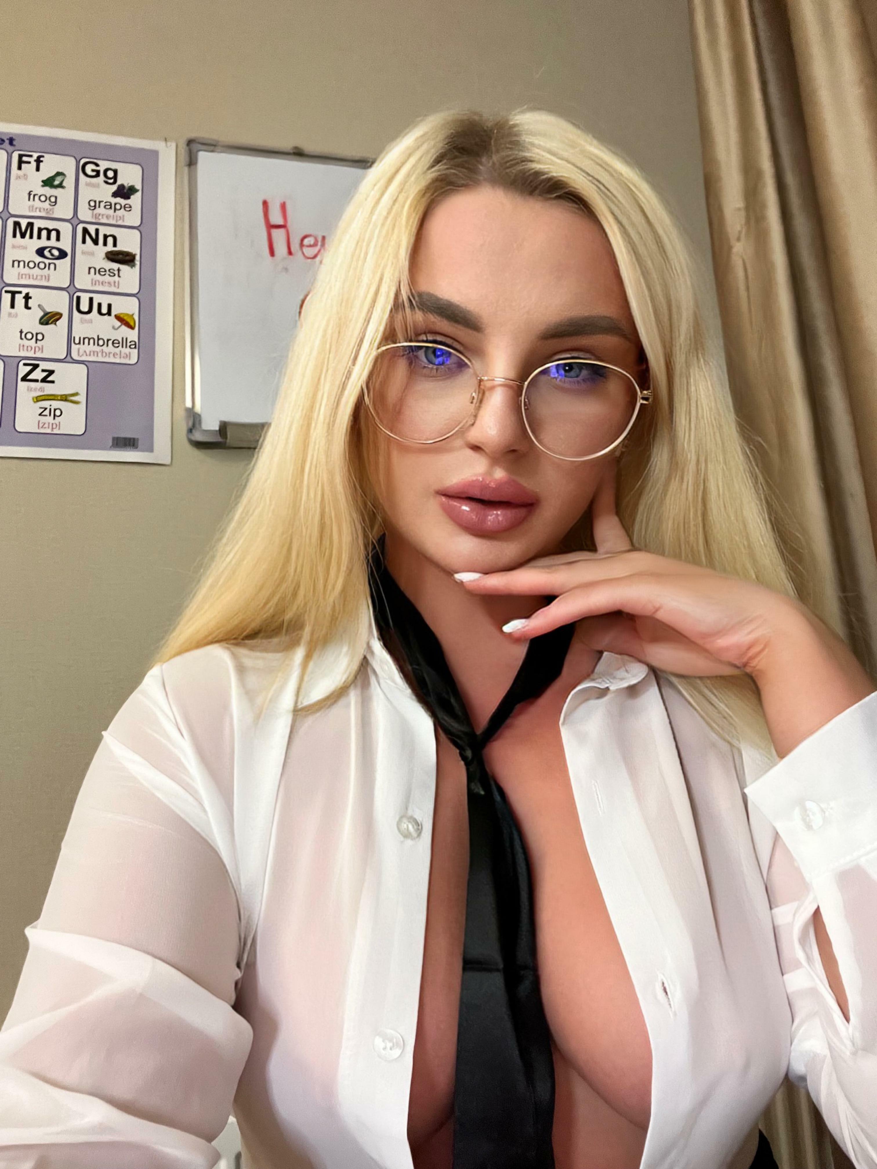 Blonde, big boobs and a smart mind are a total package