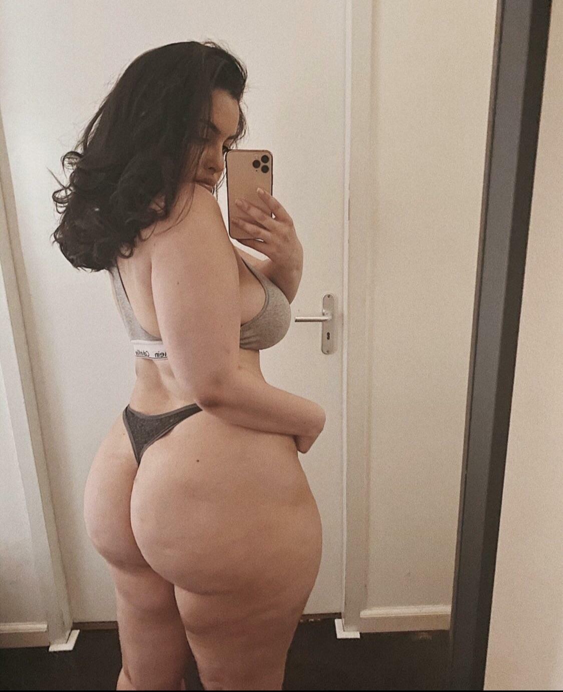 Would you fuck a curvy Arab girl?