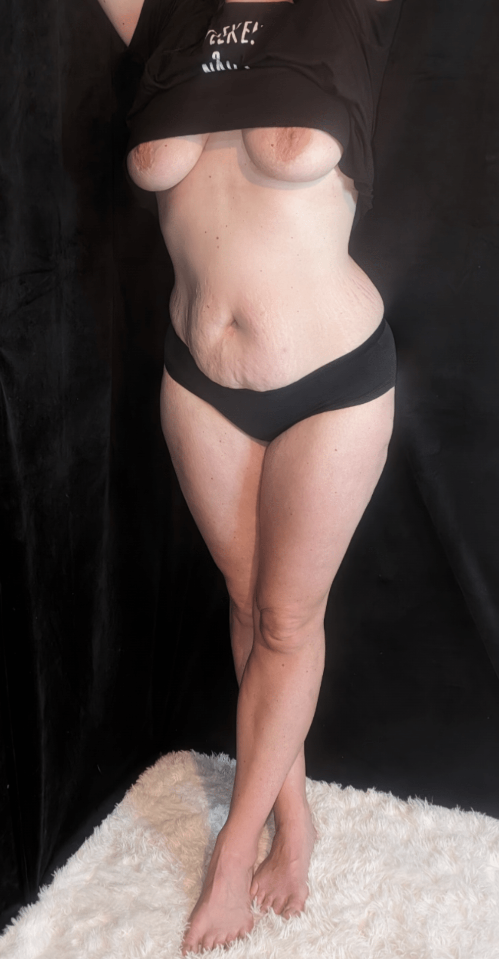 Just a curvy hotwife showing you my curves