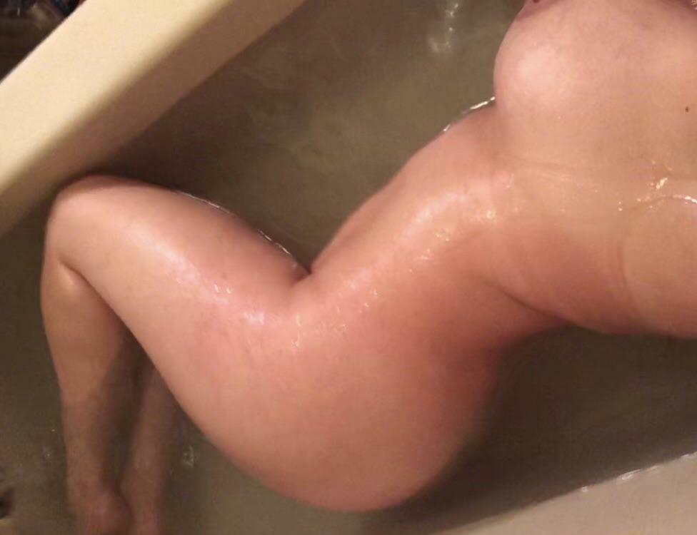 (F)irst Post Here with cliche bath pic ðŸ¤·â€â™€ï¸