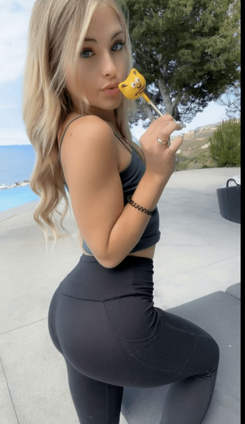 Am I looking good in my gym clothes?