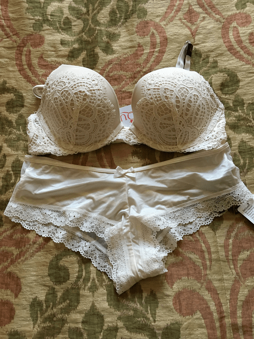 I bought a new set of lingerie, I hope you will admire it