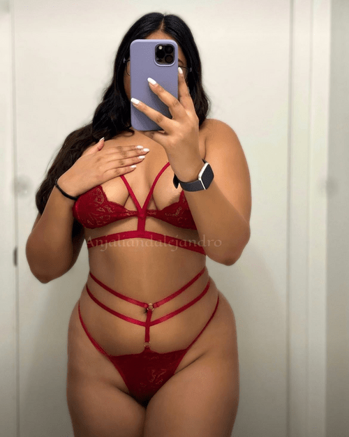 I think red looks sexy on my body (F)