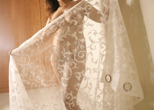 Parde k piche kya h ? (F)